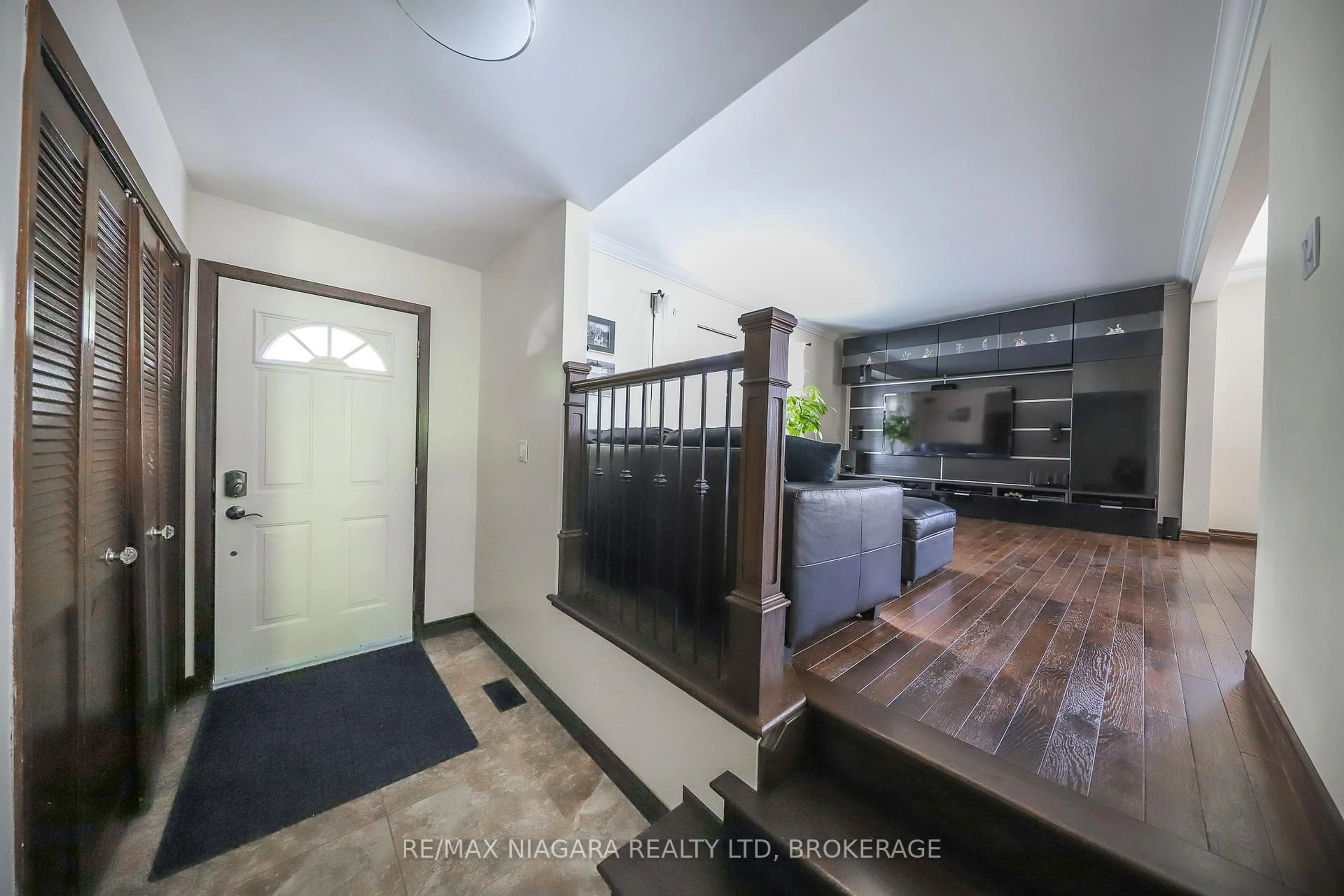 Indoor foyer for 19 Jessica Dr, St. Catharines Ontario L2M 6V9