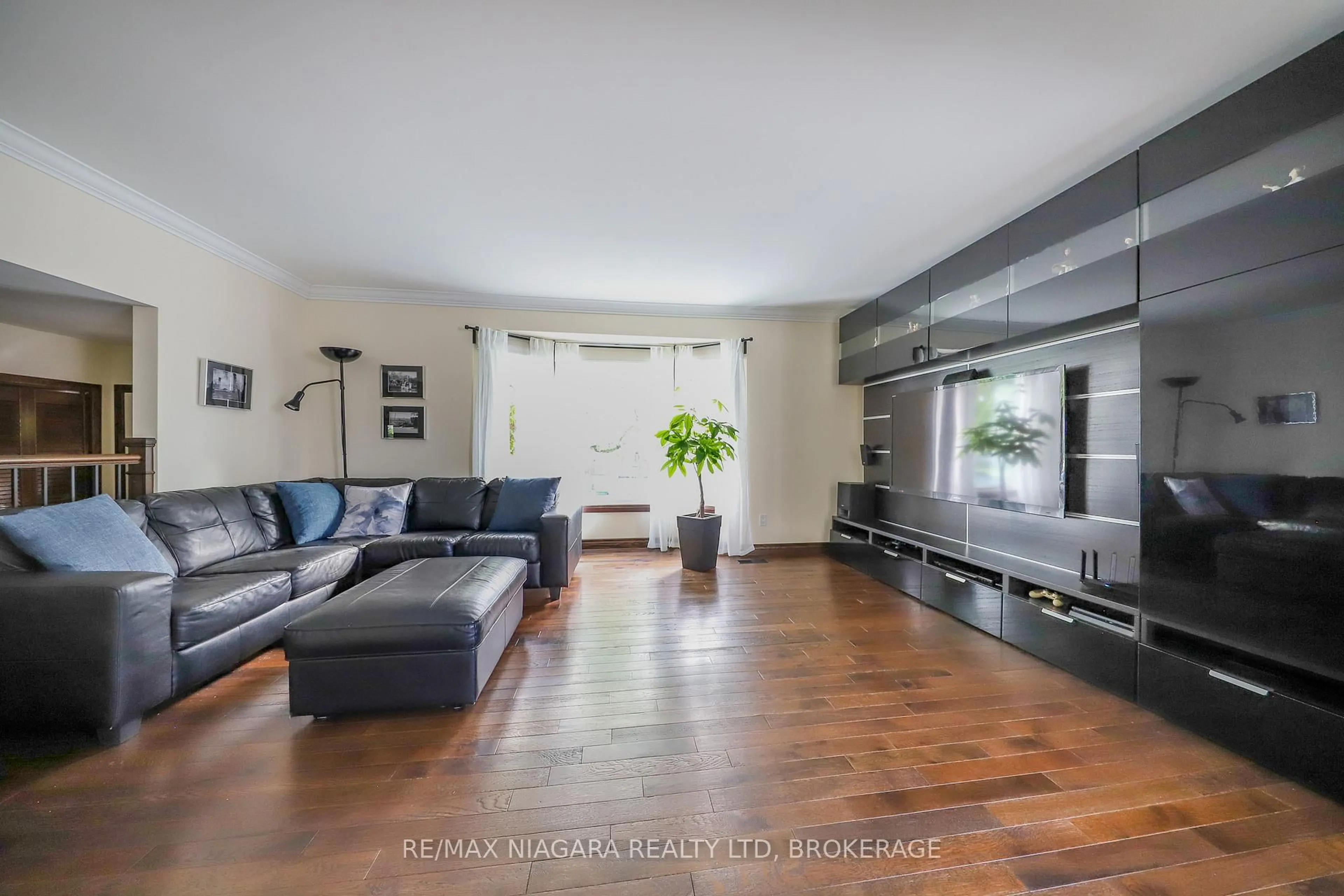 Living room with furniture, unknown for 19 Jessica Dr, St. Catharines Ontario L2M 6V9