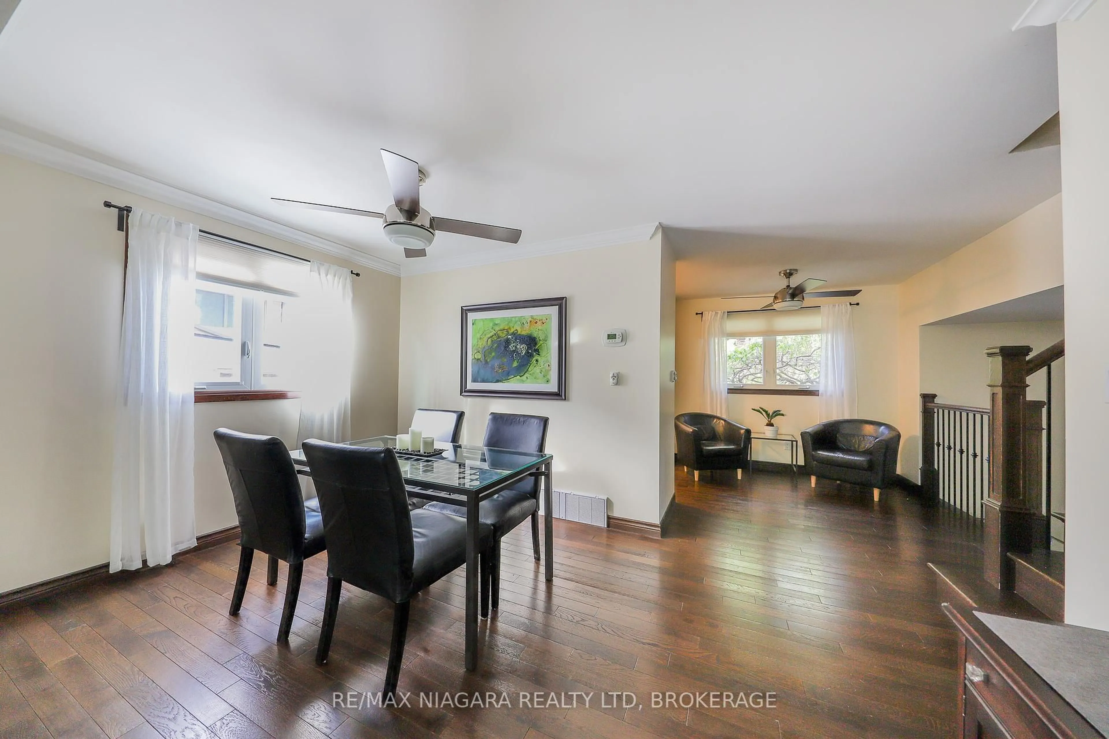 Dining room, wood/laminate floor for 19 Jessica Dr, St. Catharines Ontario L2M 6V9