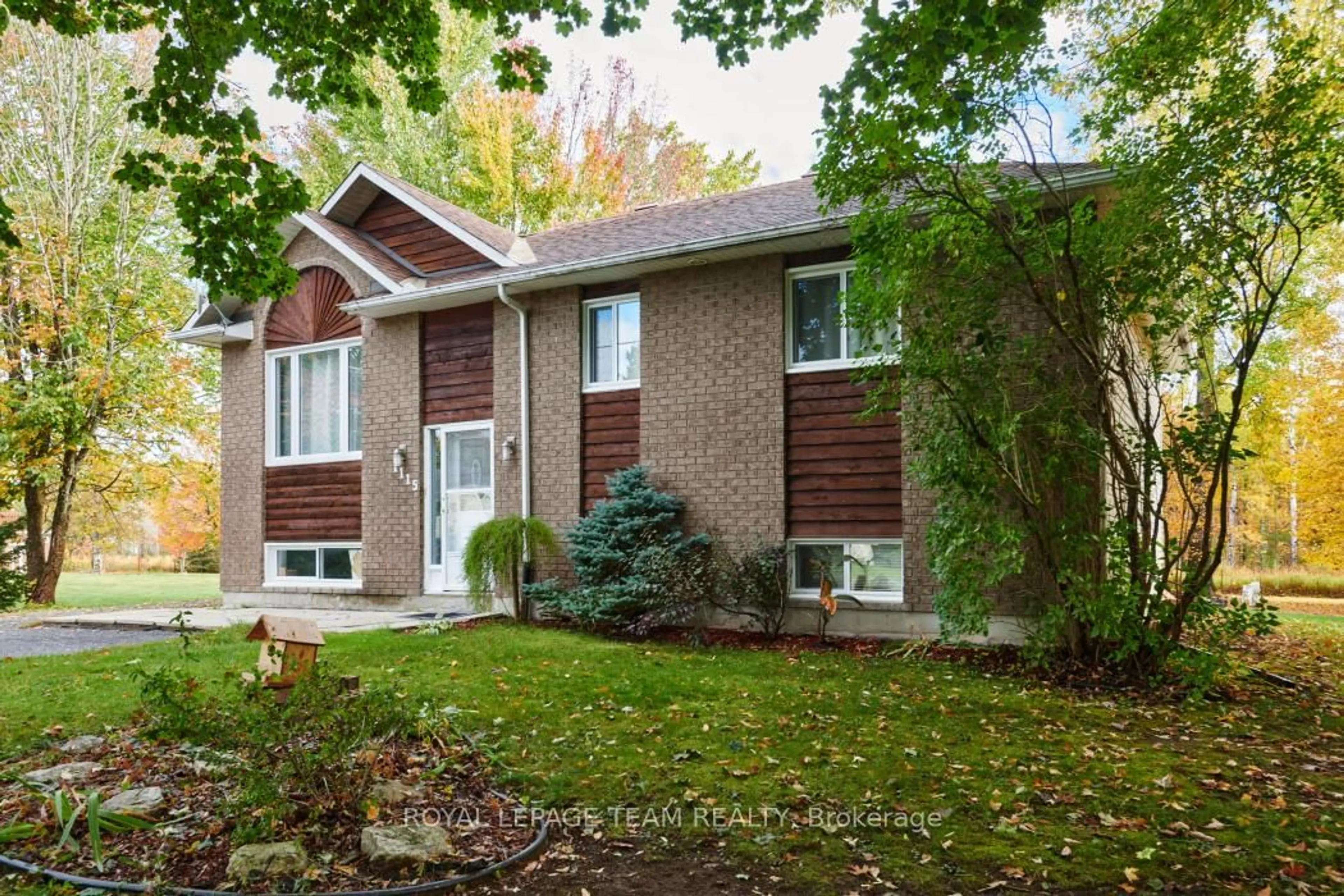 Home with vinyl exterior material, street for 1115 Des Cerisiers St, Clarence-Rockland Ontario K4K 1K9