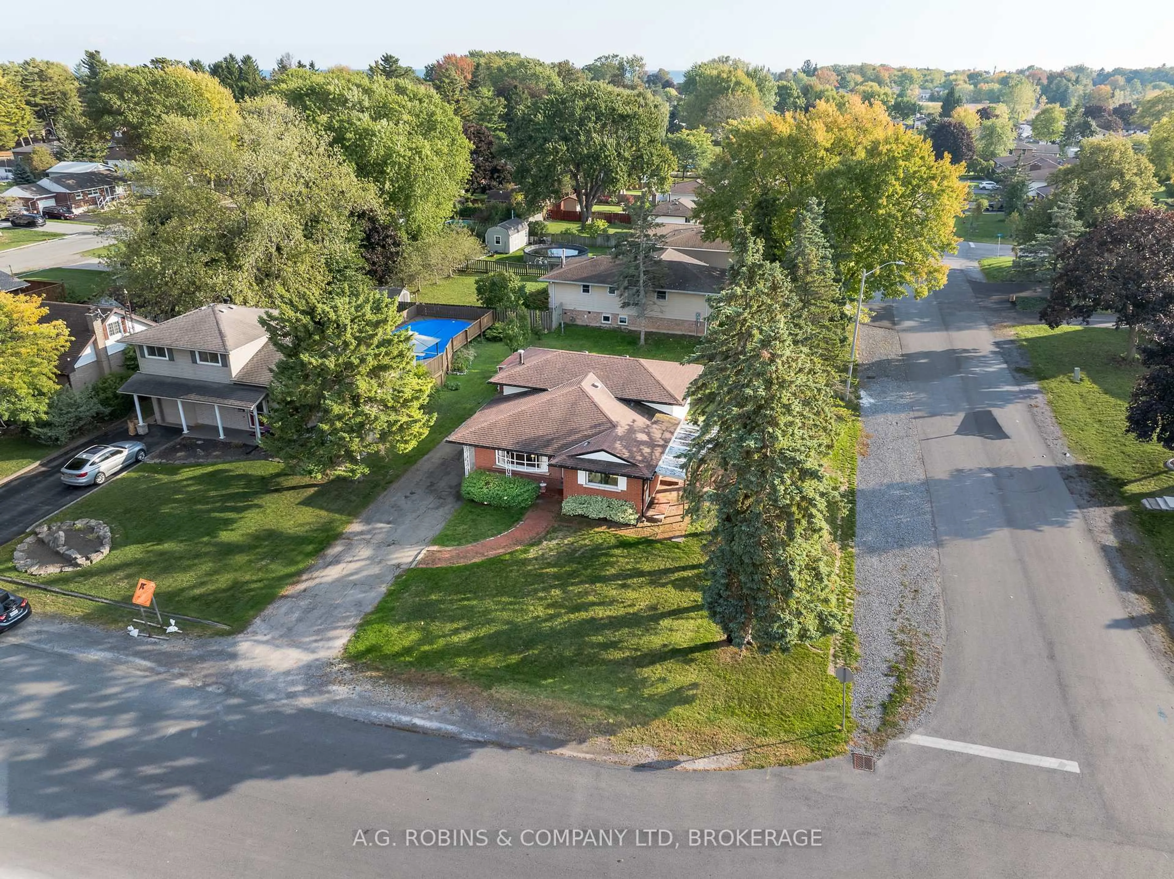 A pic from outside/outdoor area/front of a property/back of a property/a pic from drone, street for 678 Sugarloaf St, Port Colborne Ontario L3K 2R5