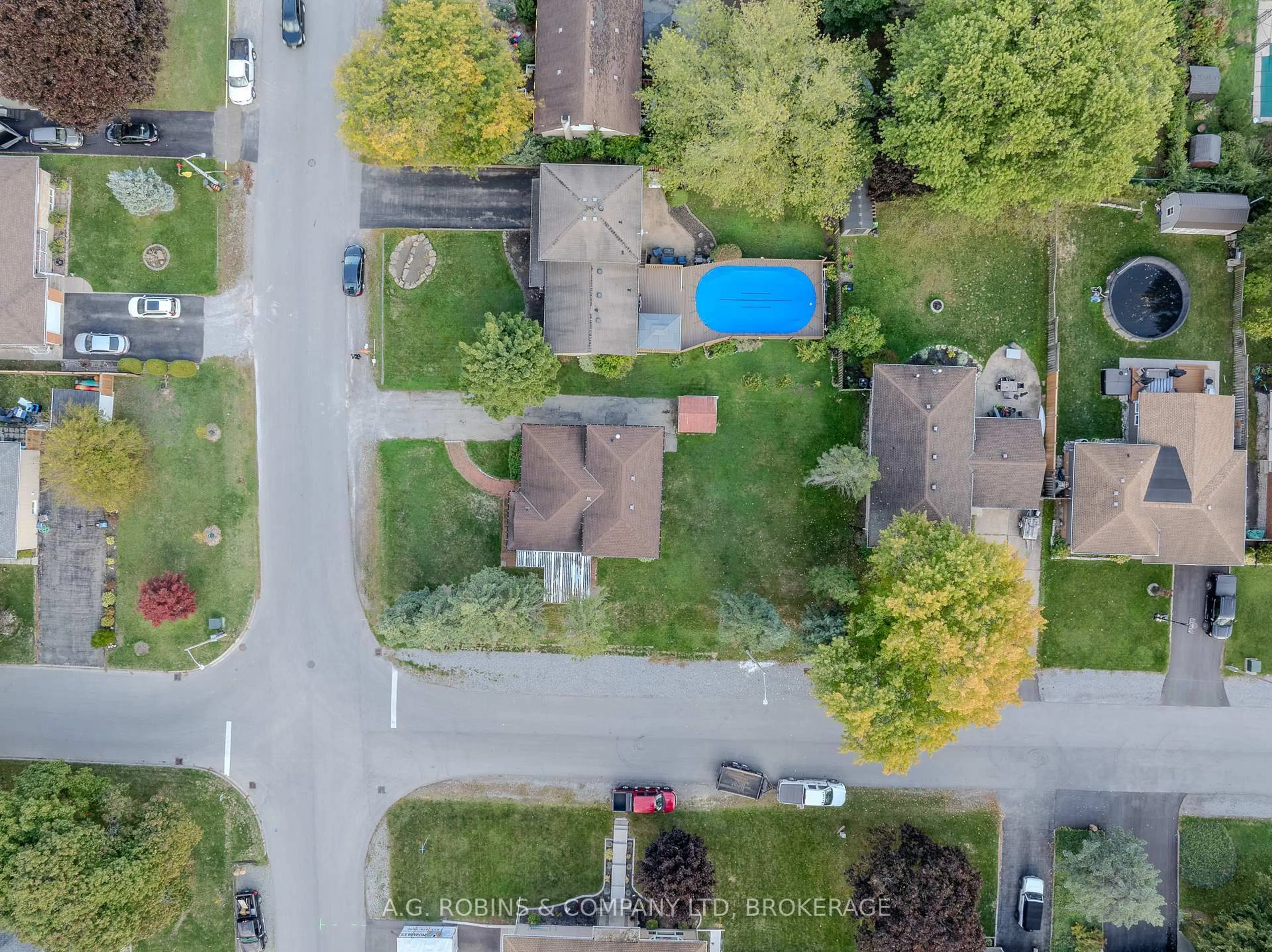 A pic from outside/outdoor area/front of a property/back of a property/a pic from drone, street for 678 Sugarloaf St, Port Colborne Ontario L3K 2R5