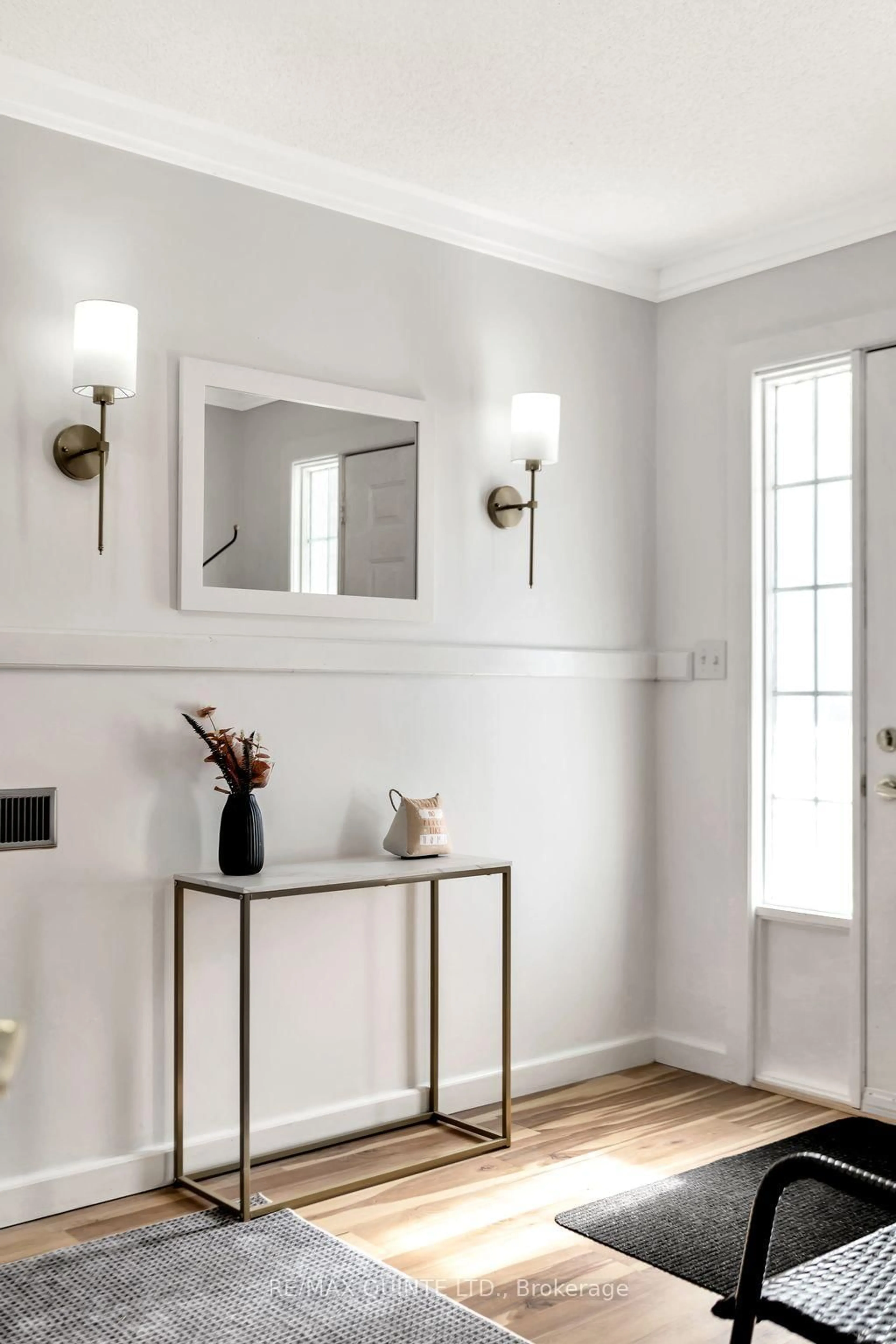 Indoor entryway for 108 Elgin St, Madoc Ontario K0K 2K0