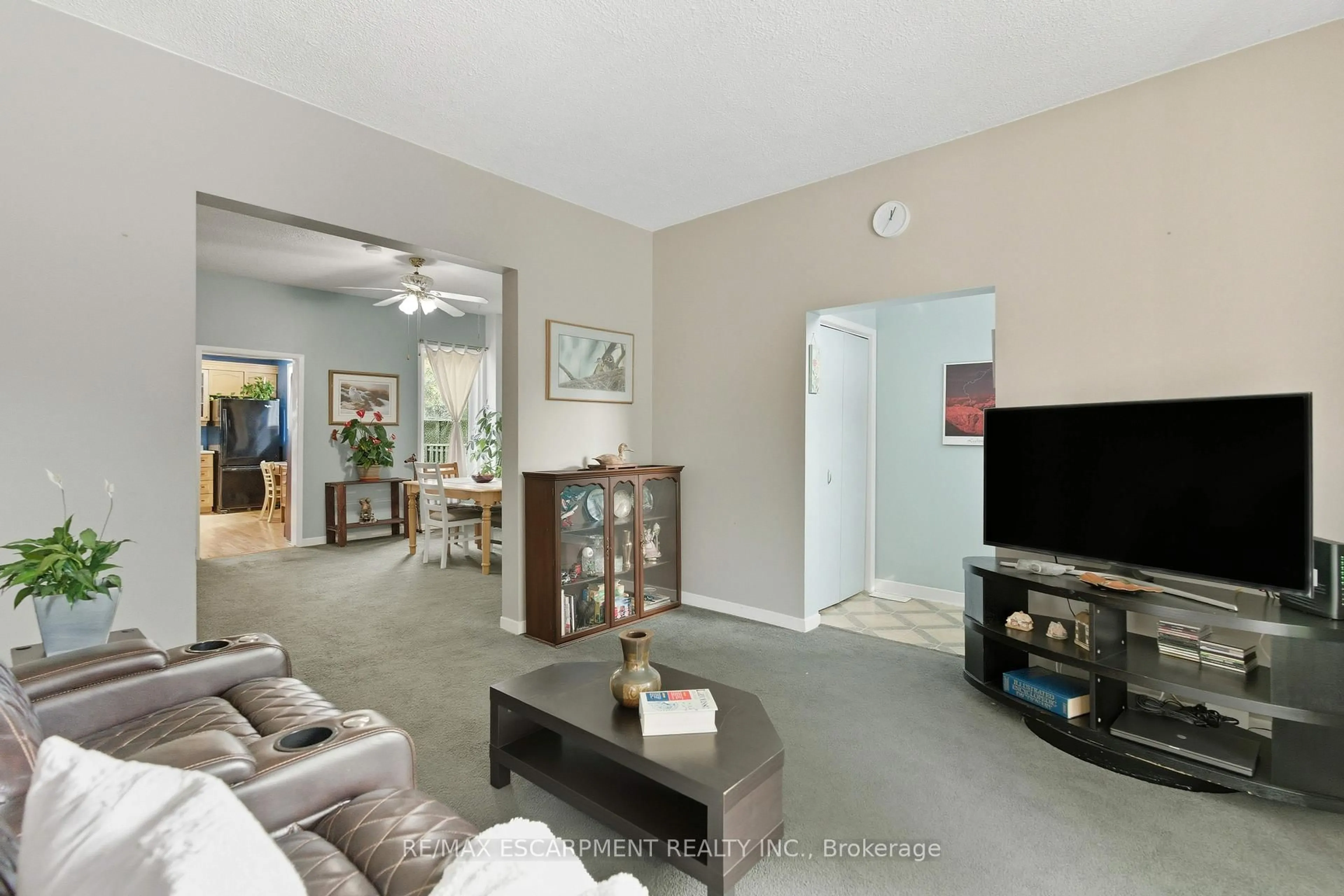 Living room with furniture, unknown for 133 BIRGE St, Hamilton Ontario L8L 3L6