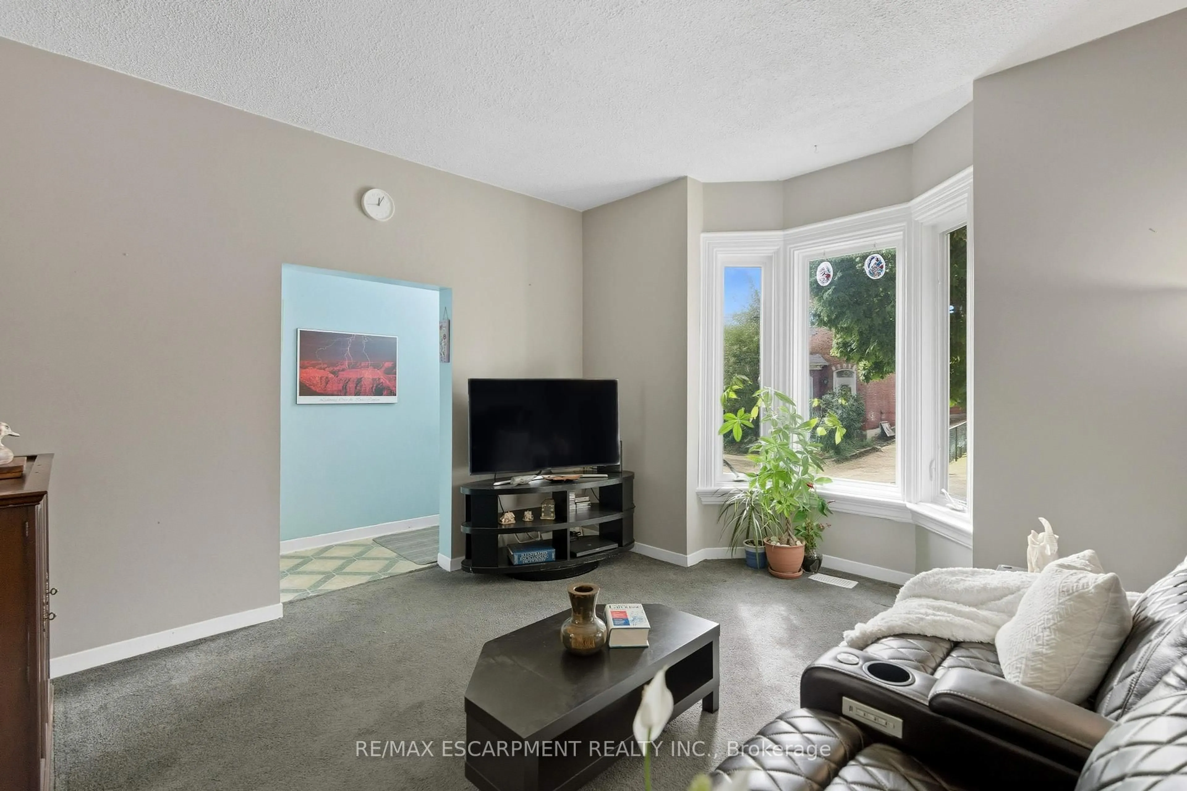 Living room with furniture, unknown for 133 BIRGE St, Hamilton Ontario L8L 3L6