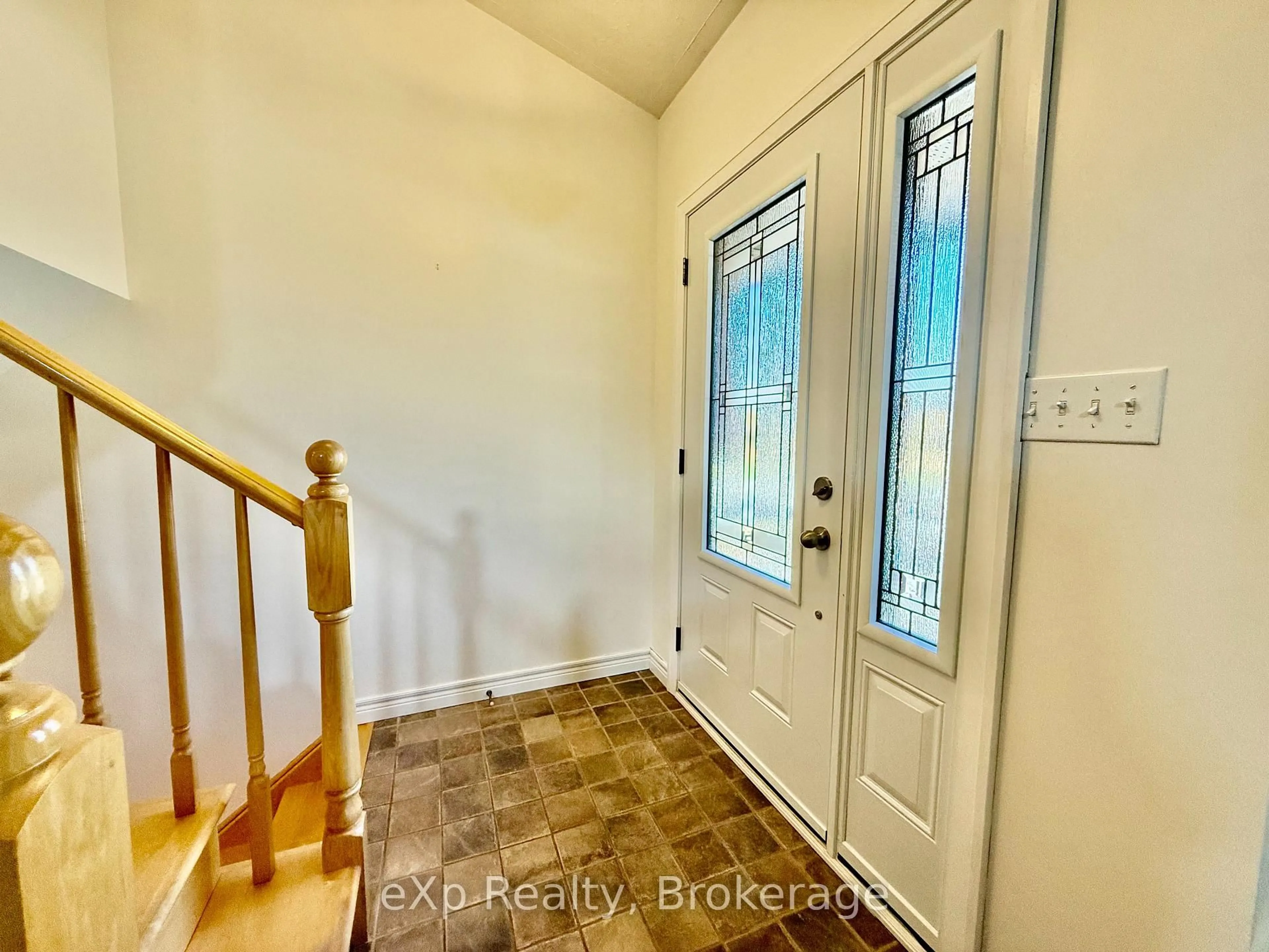 Indoor entryway for 217 THOMAS St, Brockton Ontario N0G 2V0