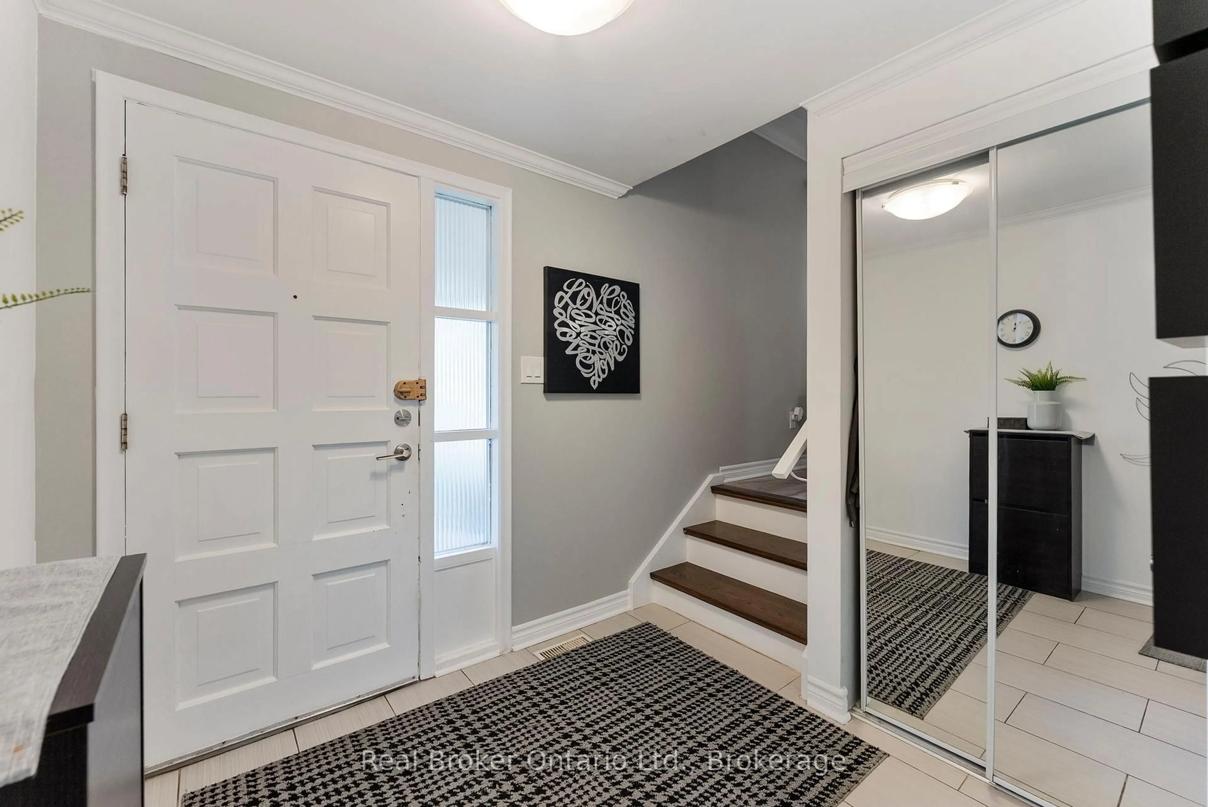 Indoor entryway for 387 Lee Ave, Waterloo Ontario N2K 2G2