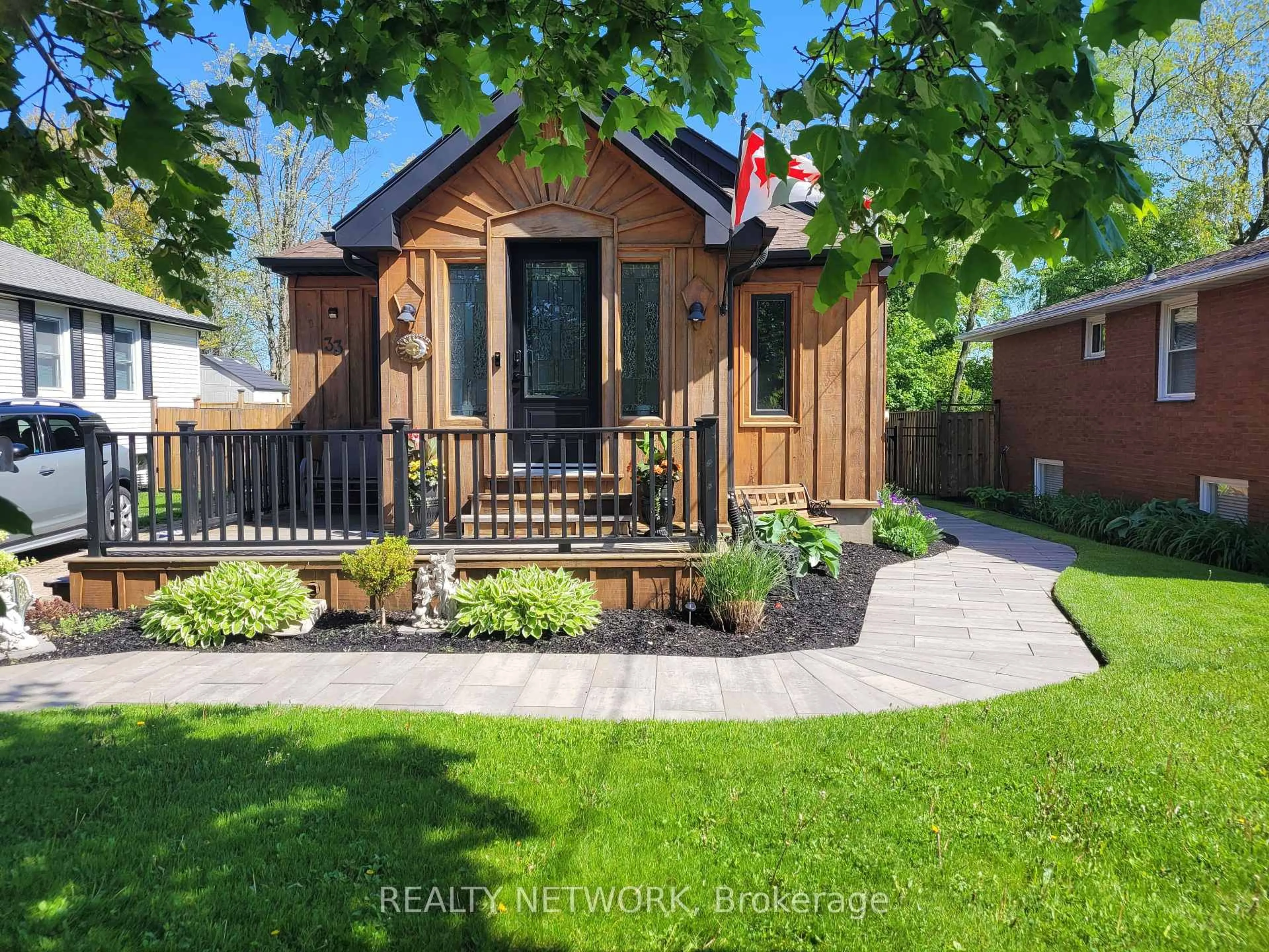 Home with brick exterior material, street for 33 Rosedale Ave, St. Catharines Ontario L2P 1Y6