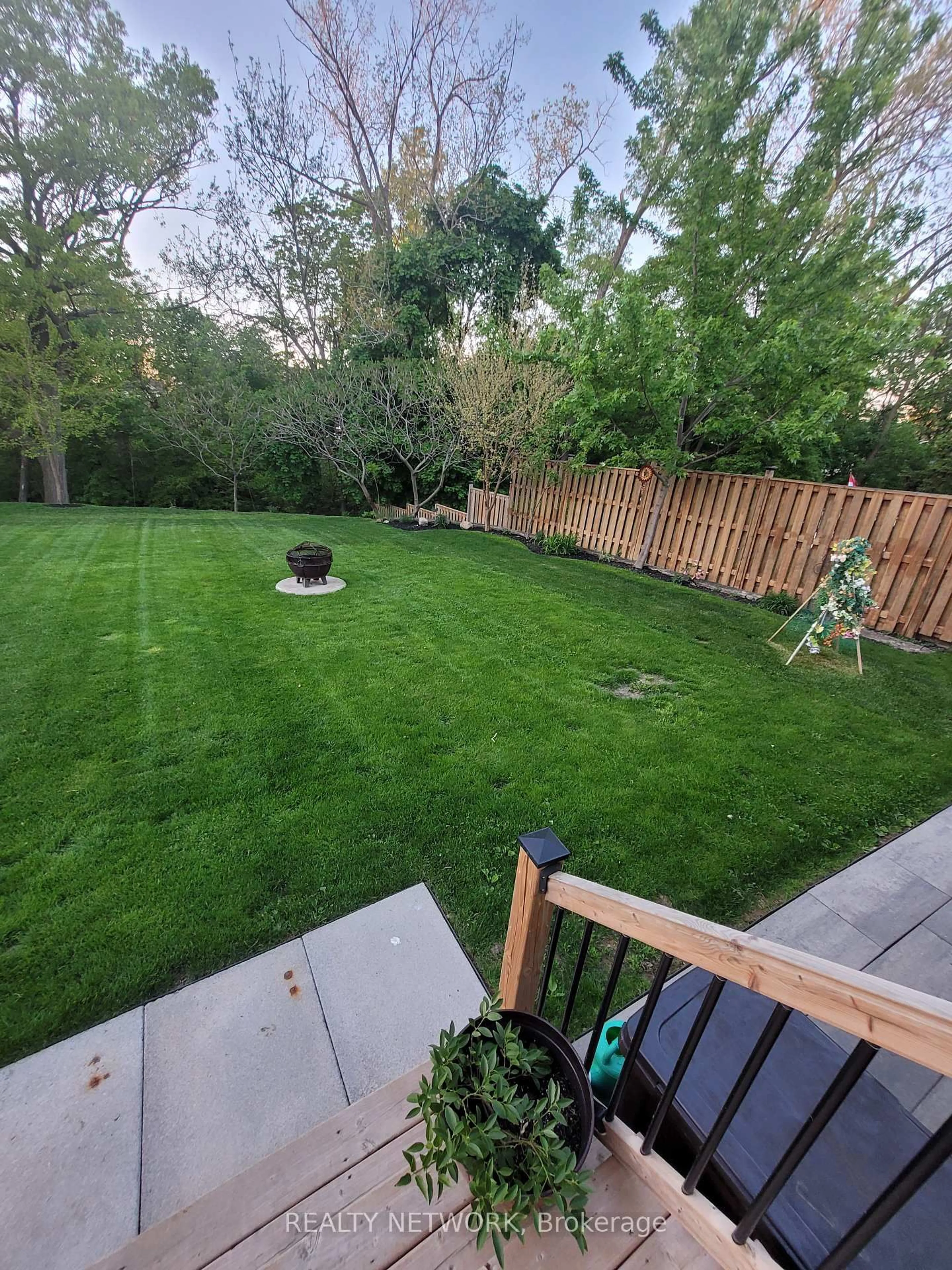 A pic from outside/outdoor area/front of a property/back of a property/a pic from drone, unknown for 33 Rosedale Ave, St. Catharines Ontario L2P 1Y6