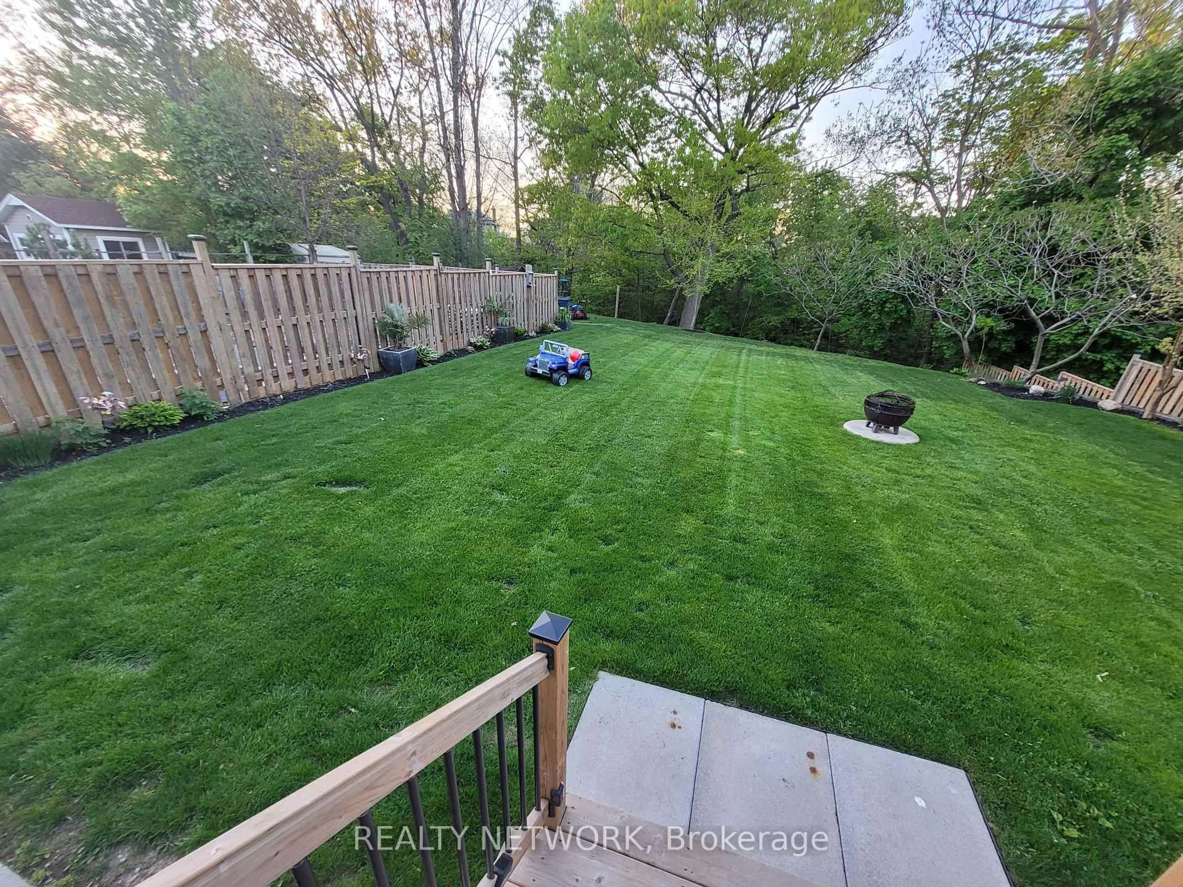A pic from outside/outdoor area/front of a property/back of a property/a pic from drone, forest/trees view for 33 Rosedale Ave, St. Catharines Ontario L2P 1Y6