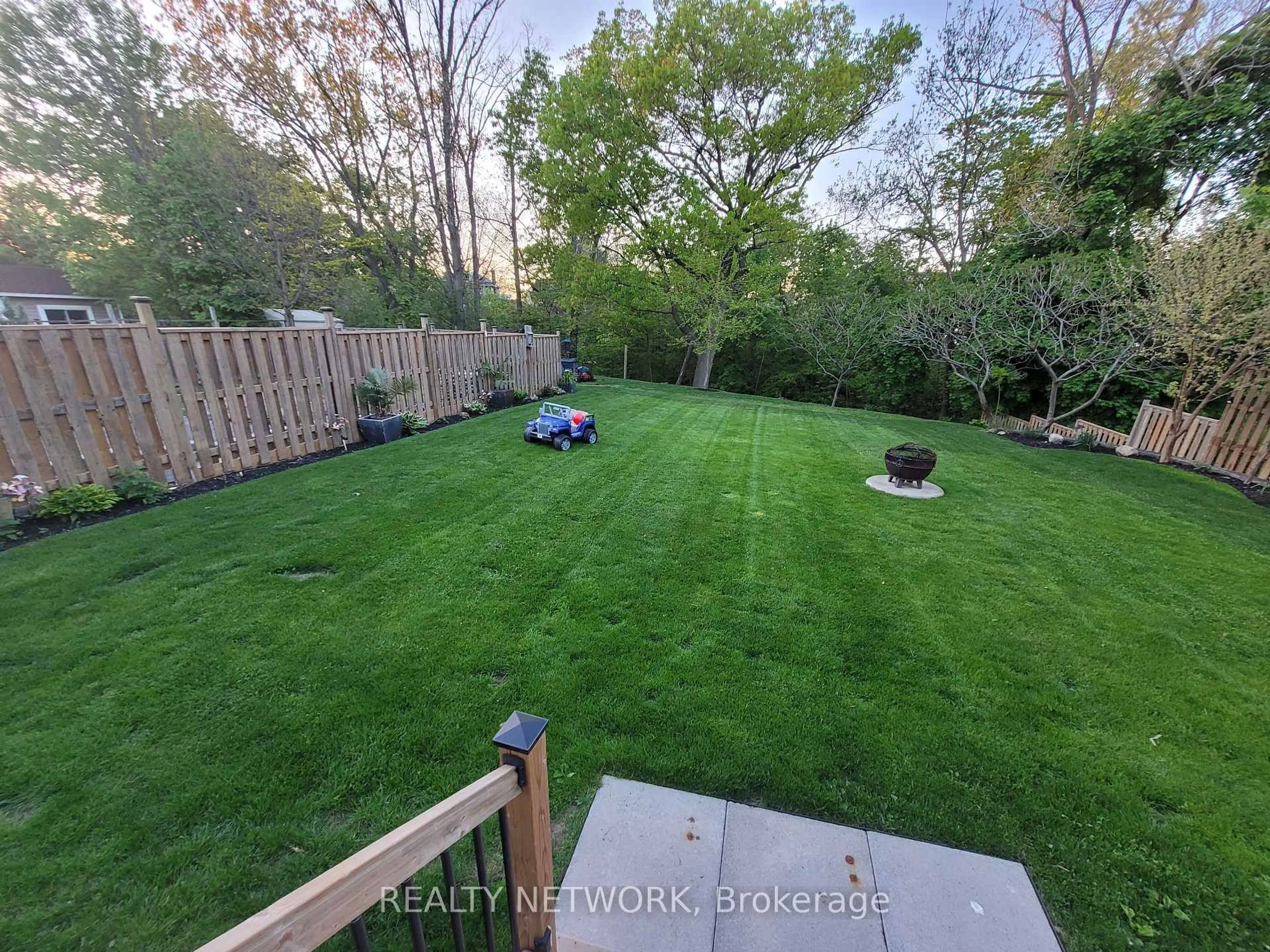 A pic from outside/outdoor area/front of a property/back of a property/a pic from drone, forest/trees view for 33 Rosedale Ave, St. Catharines Ontario L2P 1Y6