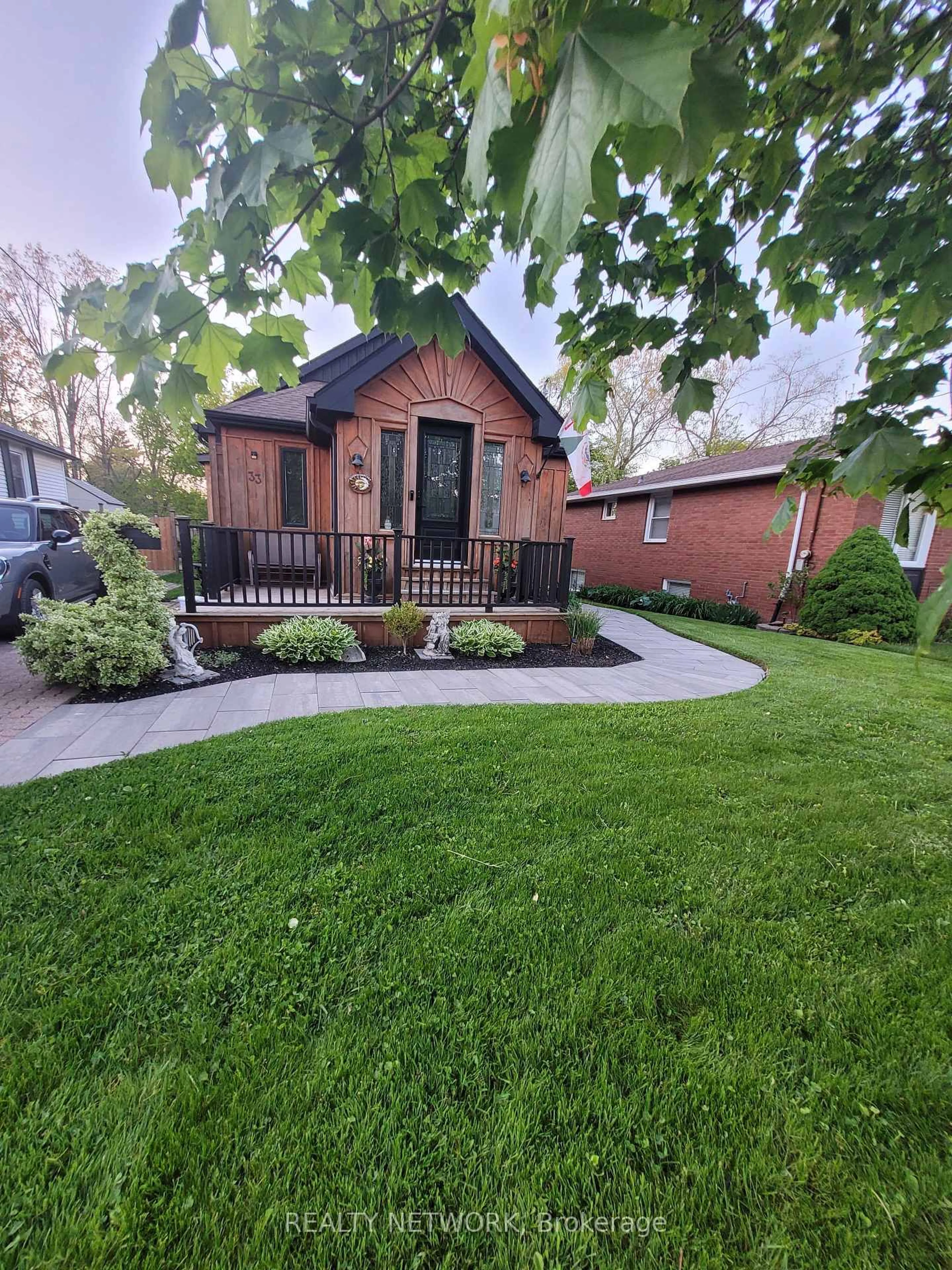 Home with brick exterior material, street for 33 Rosedale Ave, St. Catharines Ontario L2P 1Y6