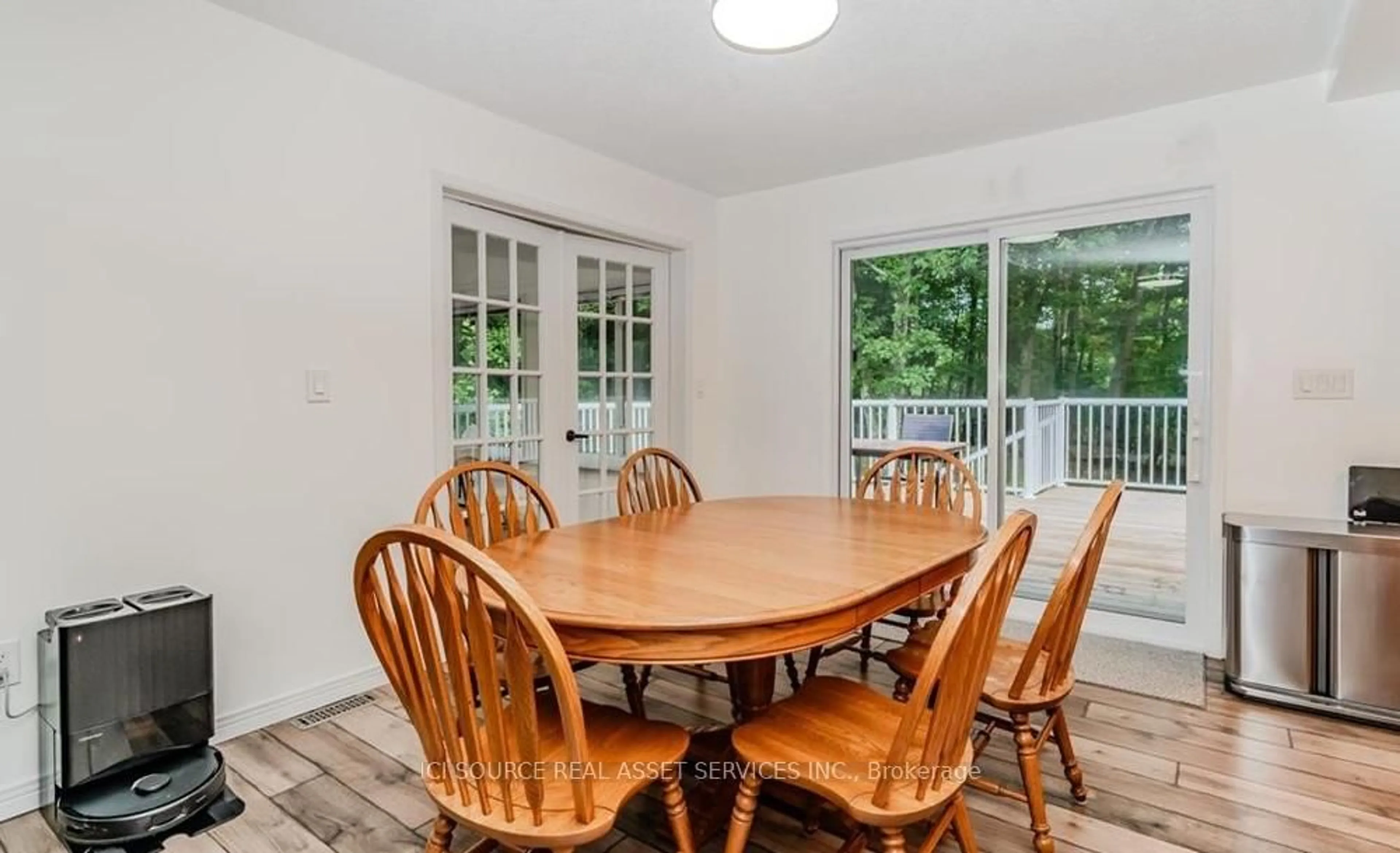 Dining room, wood/laminate floor for 9 Indian Cres, Muskoka Lakes Ontario P0B 1J0