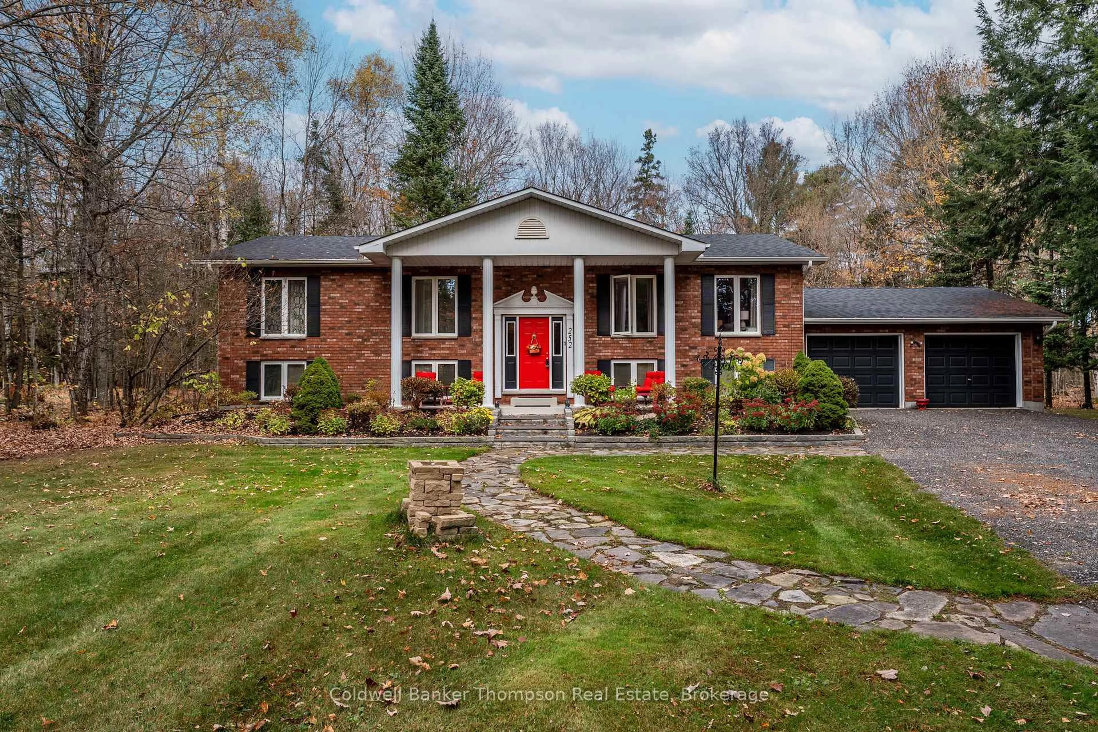Home with brick exterior material, street for 252 Fowlers Rd, Huntsville Ontario P1H 2N5