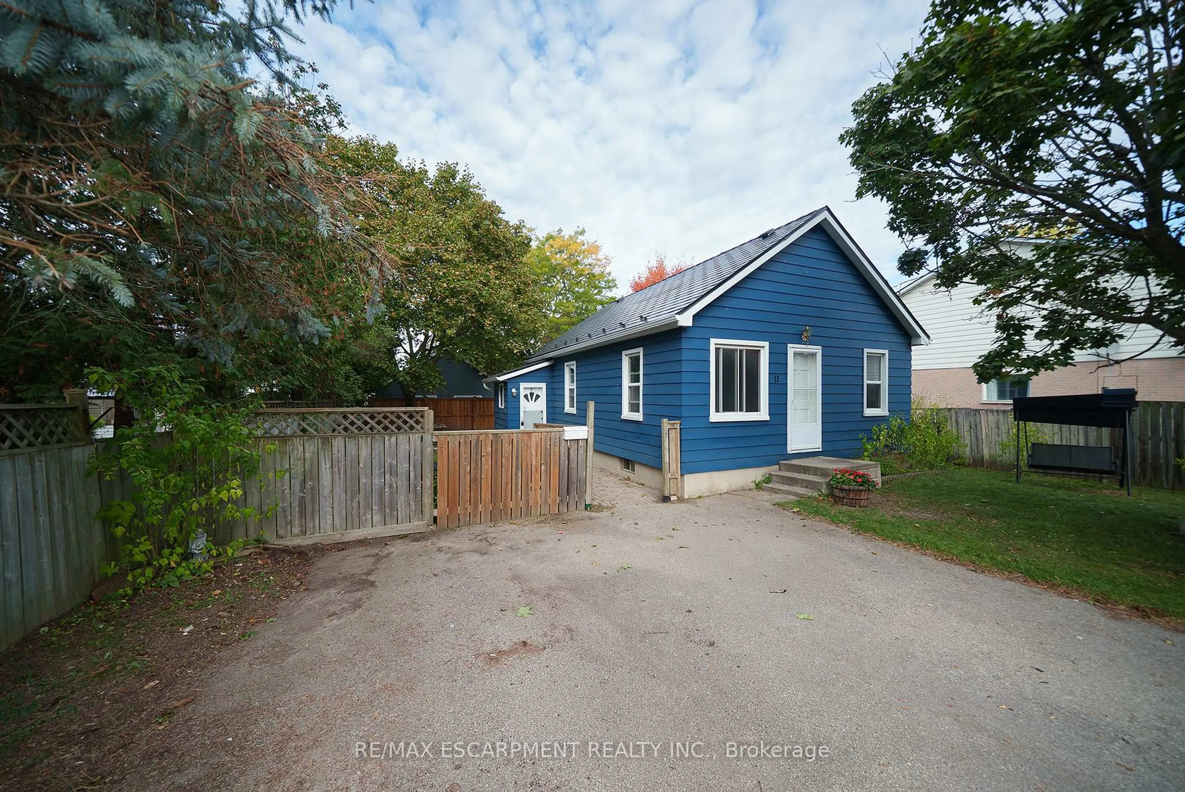 A pic from outside/outdoor area/front of a property/back of a property/a pic from drone, street for 11 Newcastle St, Brantford Ontario N3R 1Y5