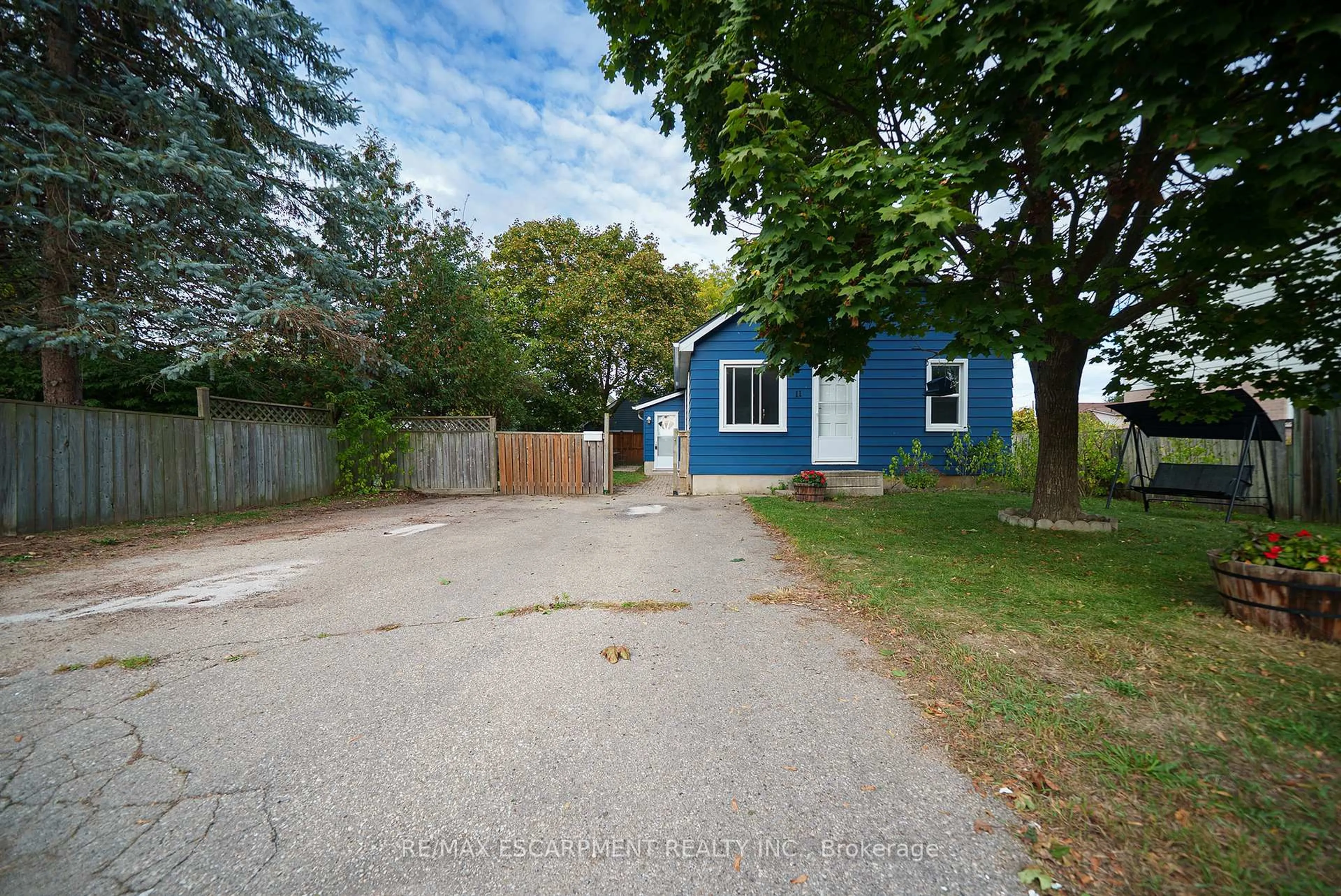 A pic from outside/outdoor area/front of a property/back of a property/a pic from drone, street for 11 Newcastle St, Brantford Ontario N3R 1Y5
