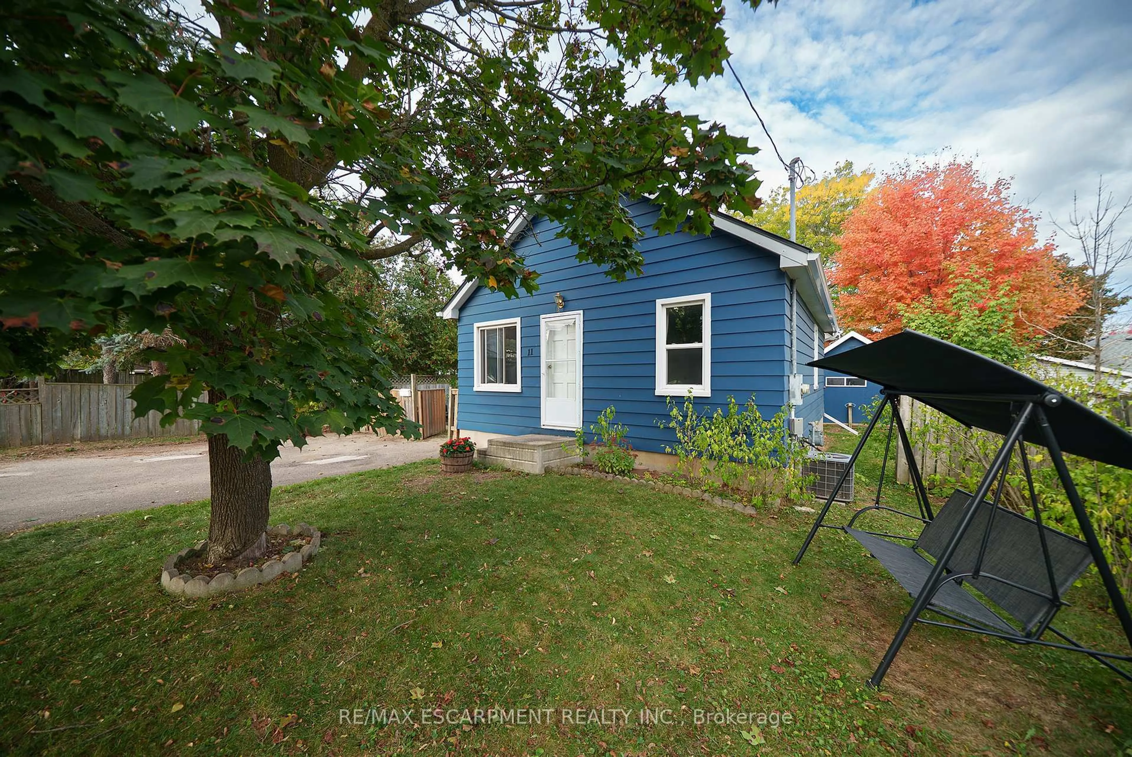A pic from outside/outdoor area/front of a property/back of a property/a pic from drone, street for 11 Newcastle St, Brantford Ontario N3R 1Y5