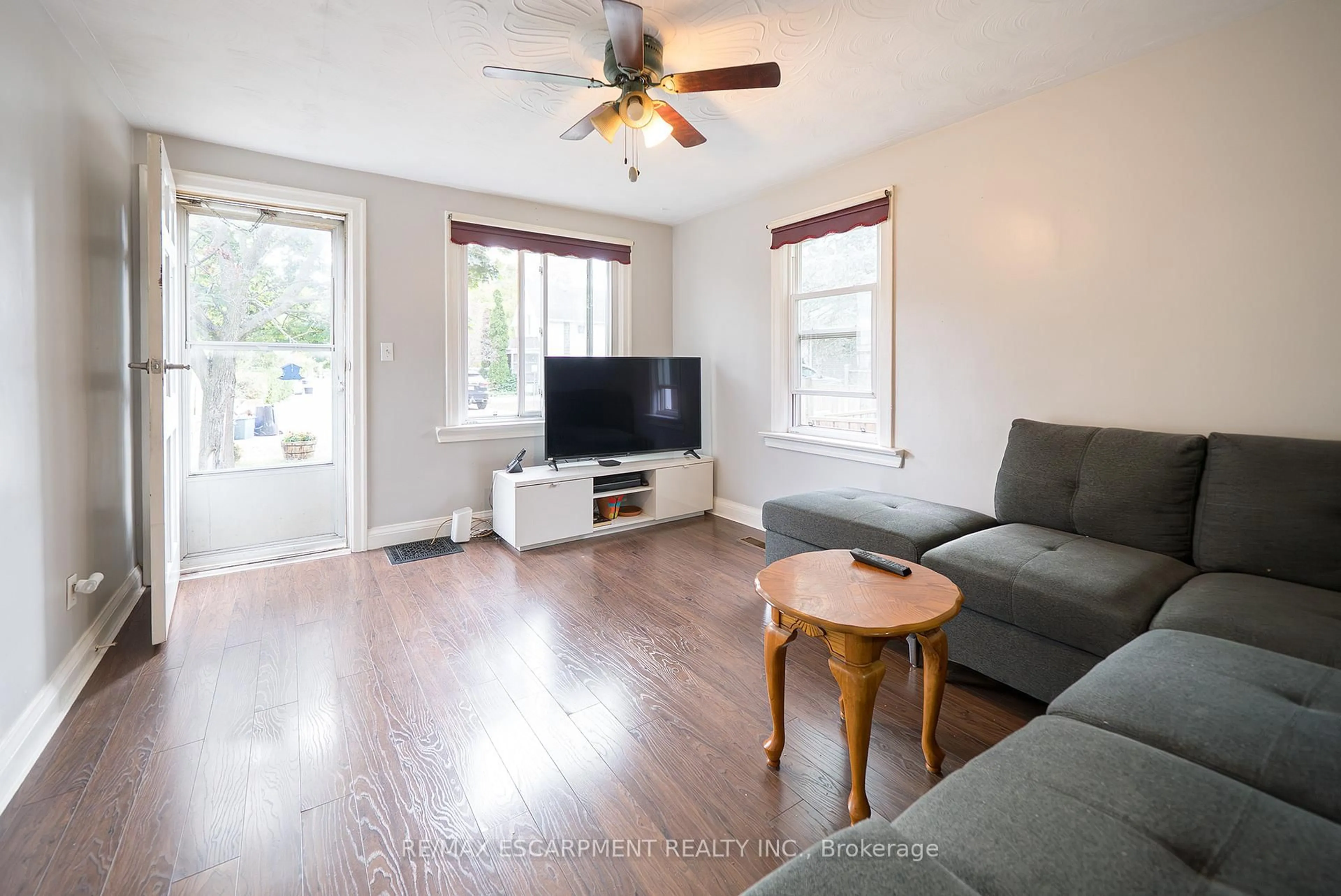 Living room with furniture, wood/laminate floor for 11 Newcastle St, Brantford Ontario N3R 1Y5