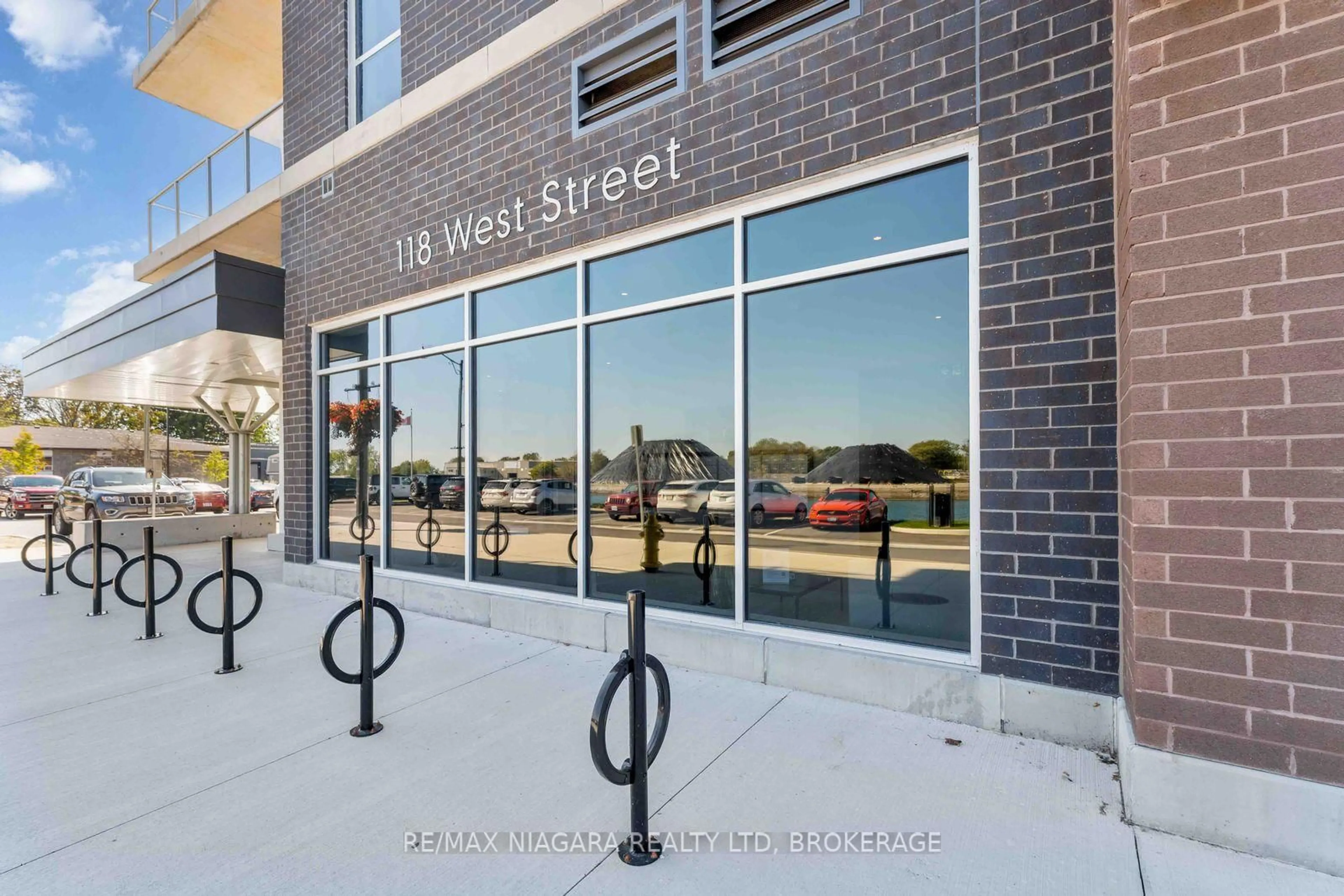 Indoor foyer for 118 West St #Penthouse Unit 903, Port Colborne Ontario L3K 4C9