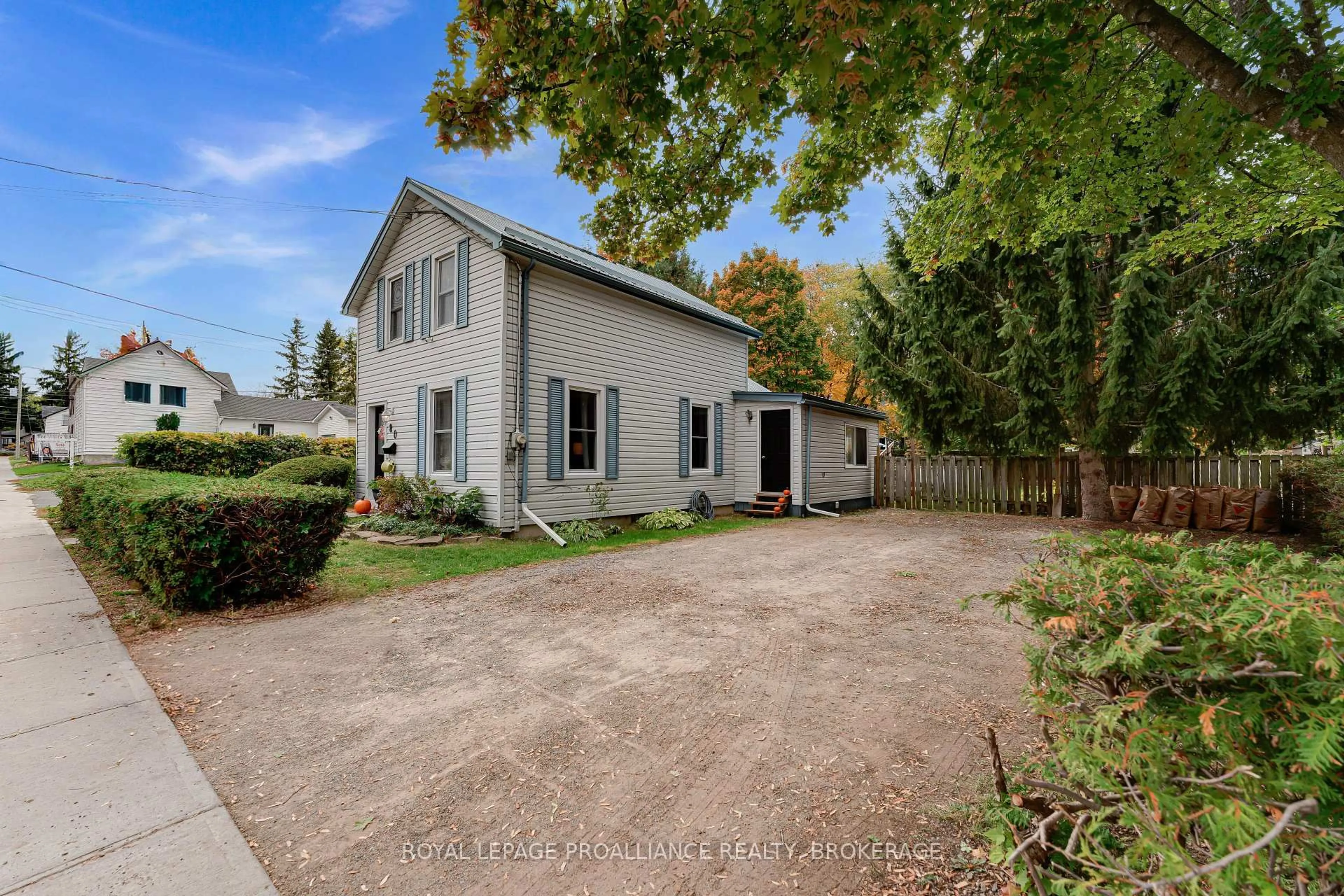A pic from outside/outdoor area/front of a property/back of a property/a pic from drone, street for 80 Hickory St, Gananoque Ontario K7G 2P5