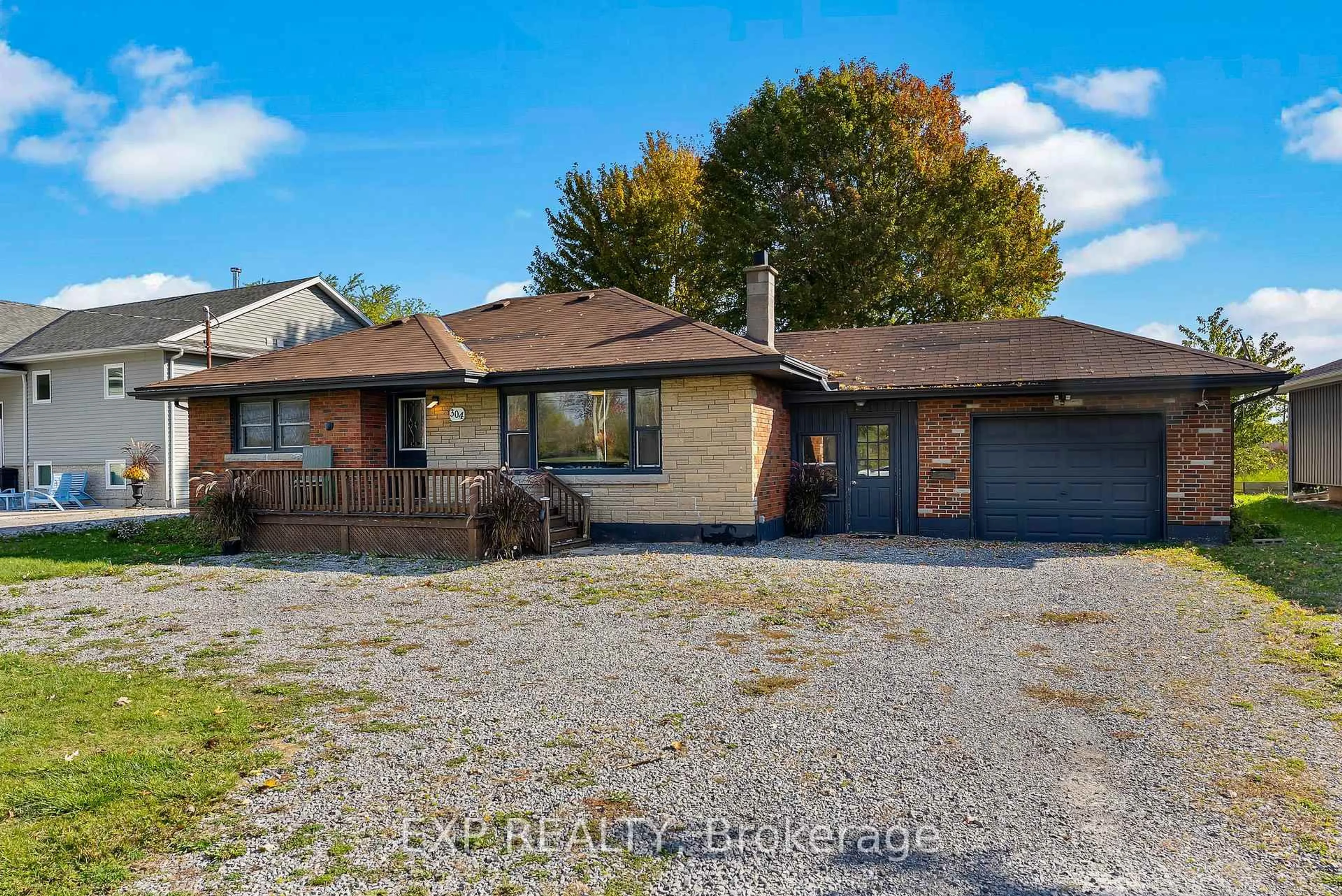 A pic from outside/outdoor area/front of a property/back of a property/a pic from drone, street for 304 Kingsway St, Welland Ontario L3B 3N9