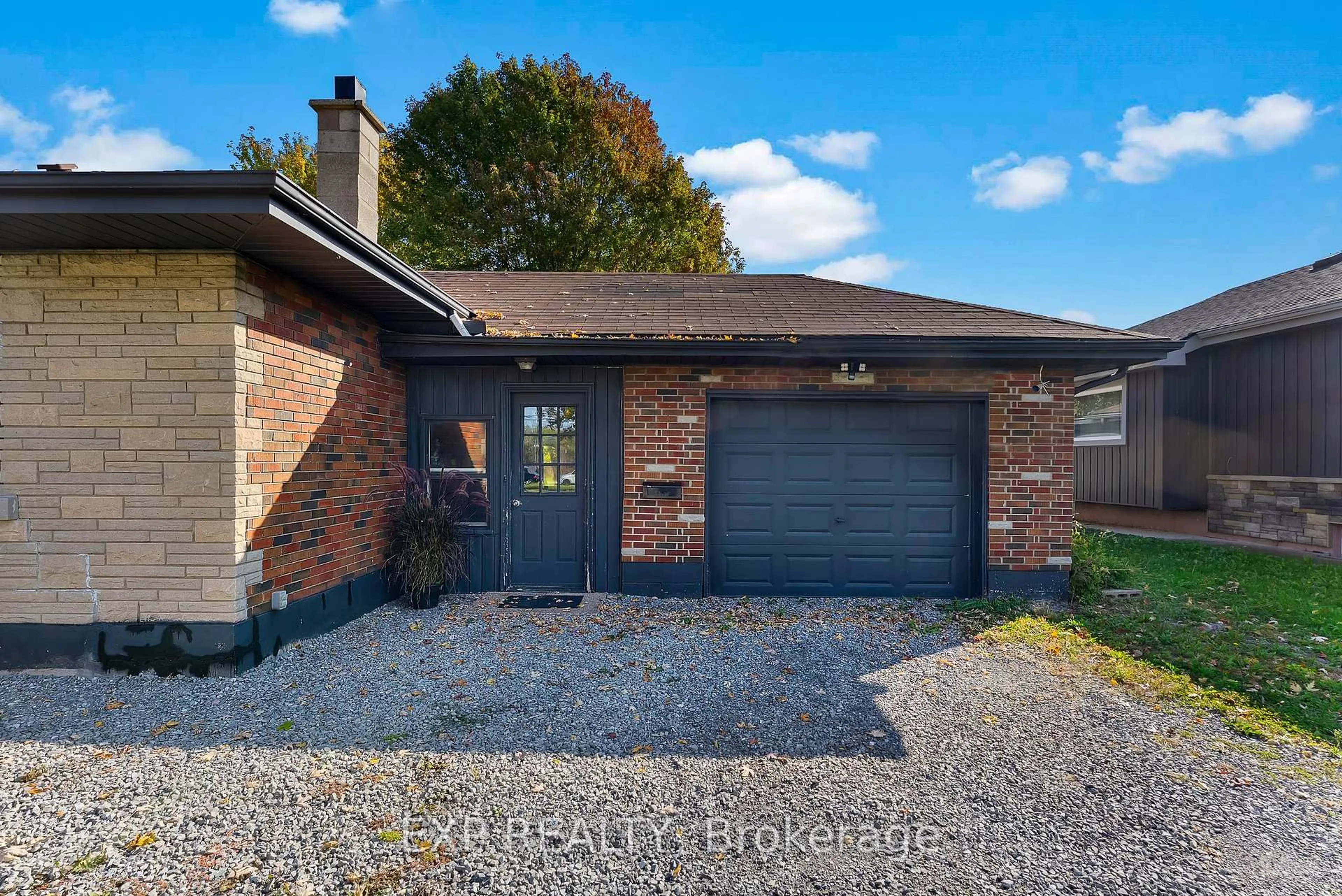 Home with brick exterior material, street for 304 Kingsway St, Welland Ontario L3B 3N9