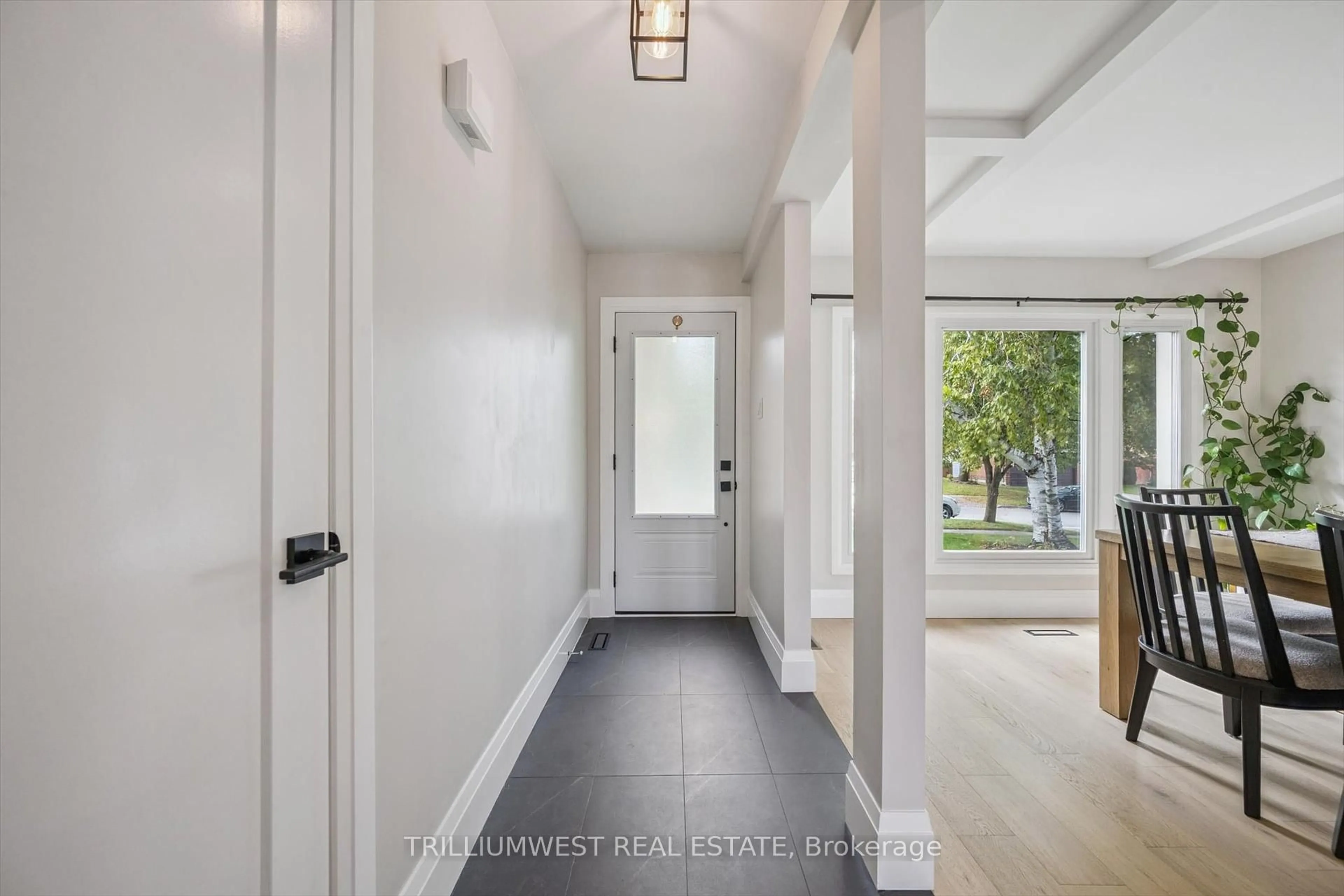 Indoor entryway for 99 Deerwood Cres, Kitchener Ontario N2N 1R4