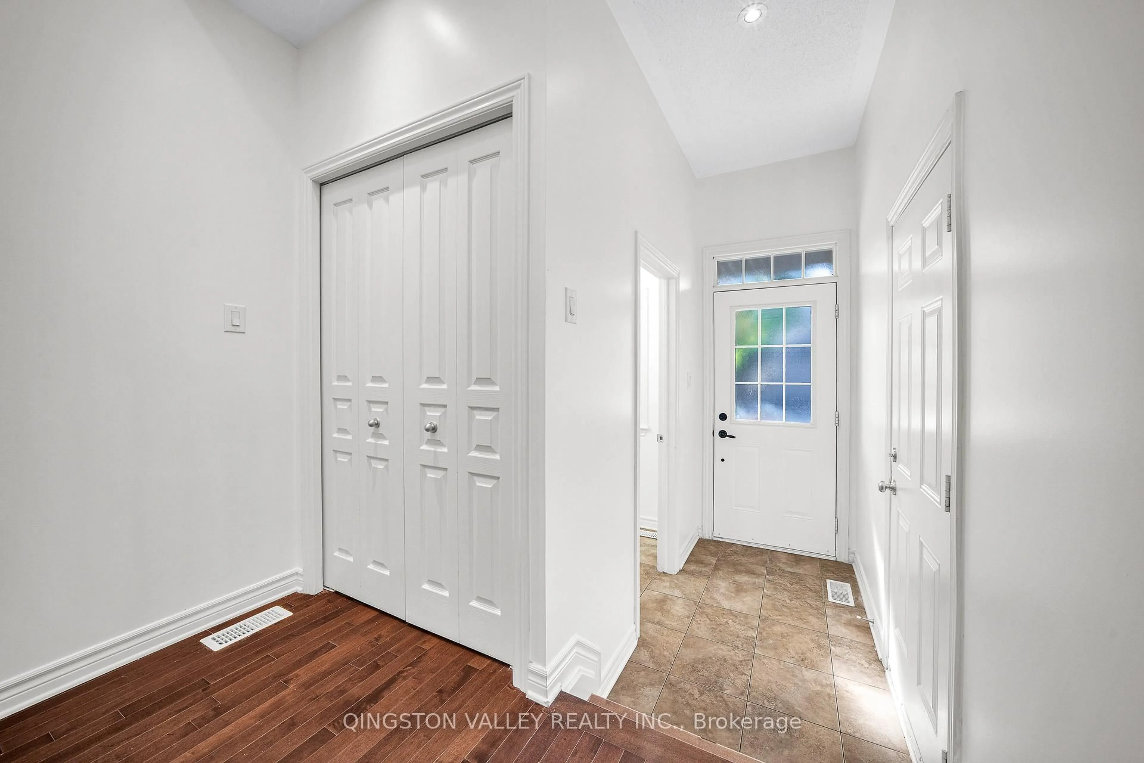 Indoor entryway for 956 Fletcher Circ, Ottawa Ontario K2T 0B9