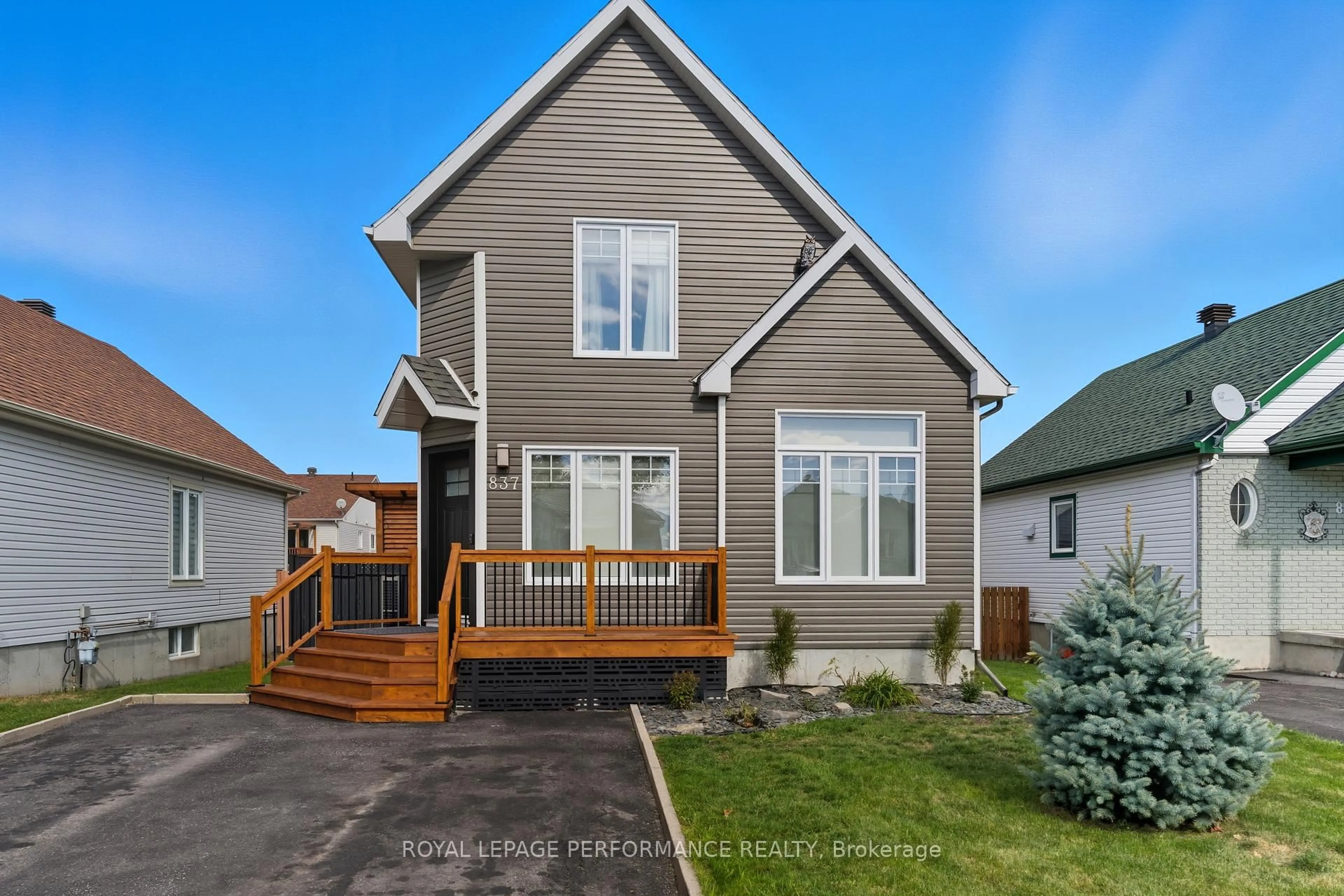 Home with vinyl exterior material, street for 837 Pilon St, Hawkesbury Ontario K6A 3P8