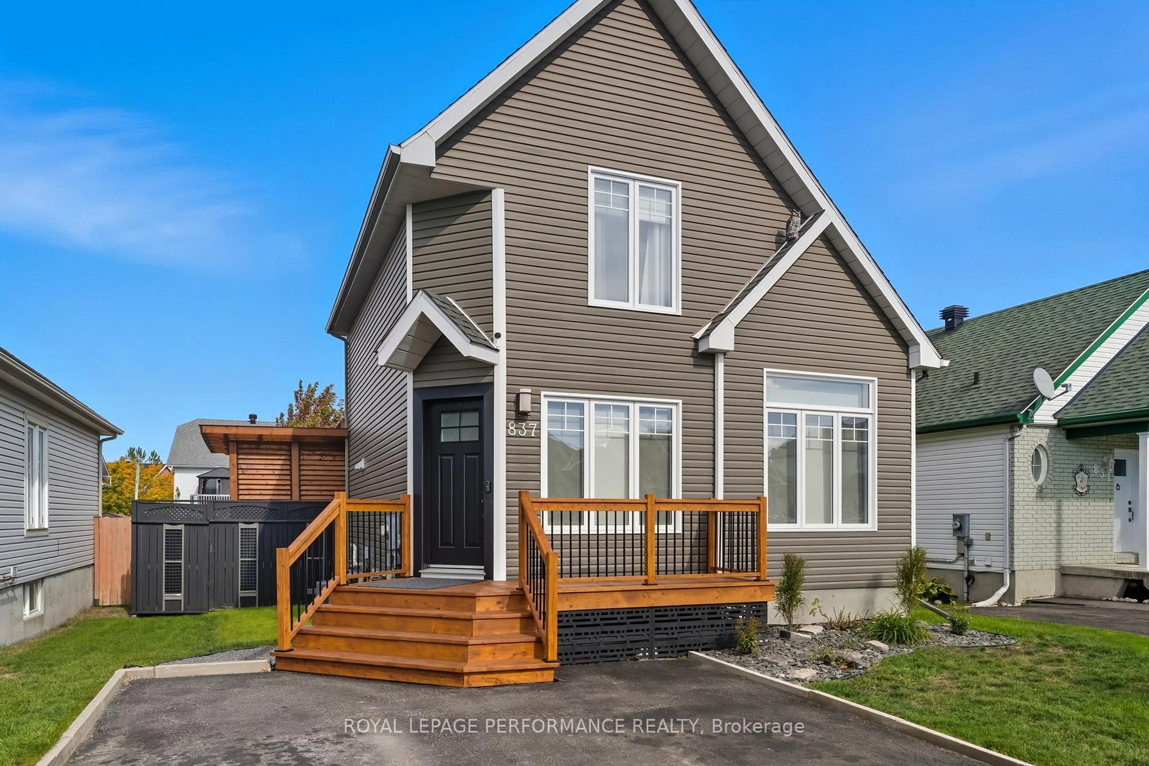 Home with vinyl exterior material, street for 837 Pilon St, Hawkesbury Ontario K6A 3P8