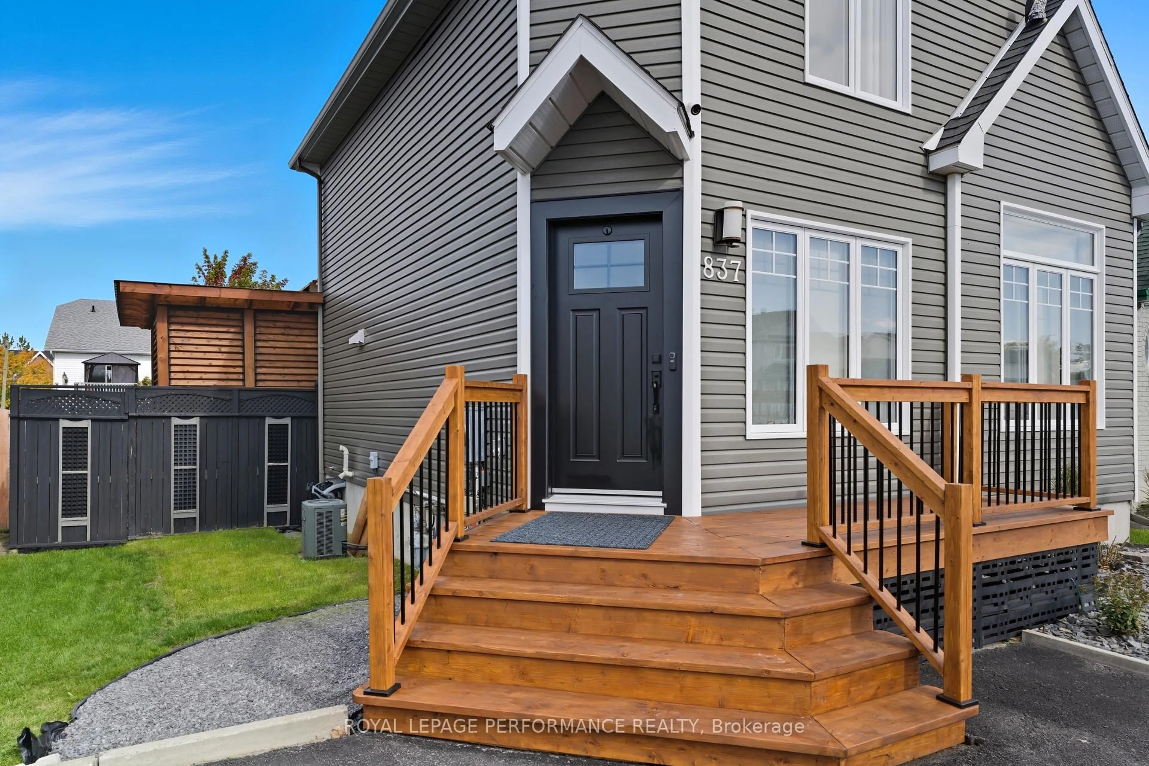 Home with vinyl exterior material, street for 837 Pilon St, Hawkesbury Ontario K6A 3P8