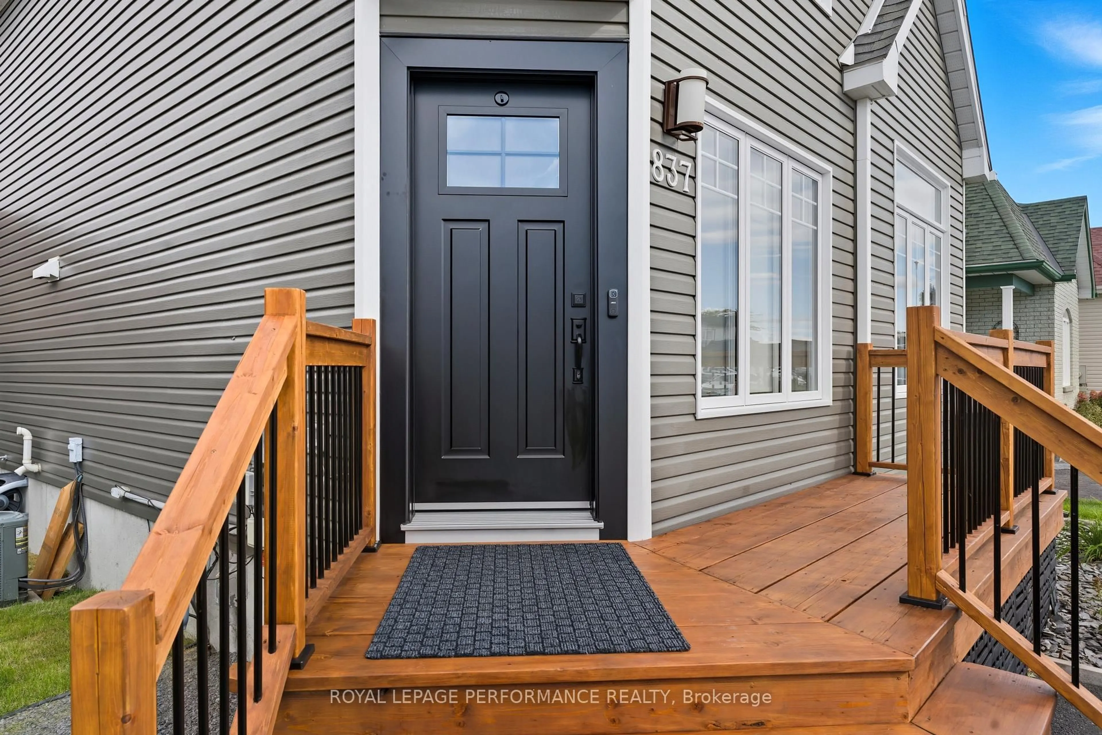 Indoor entryway for 837 Pilon St, Hawkesbury Ontario K6A 3P8