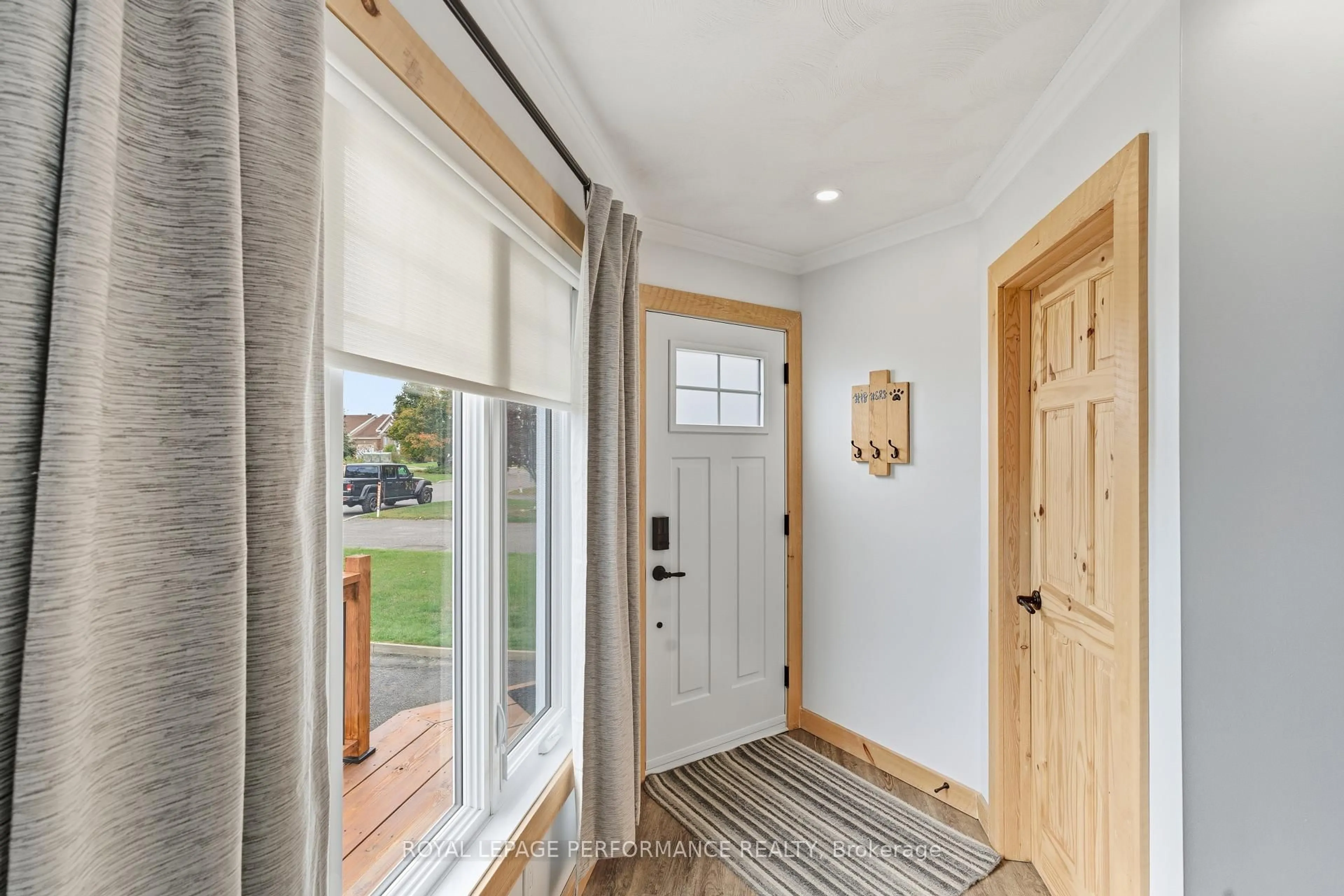 Indoor entryway for 837 Pilon St, Hawkesbury Ontario K6A 3P8