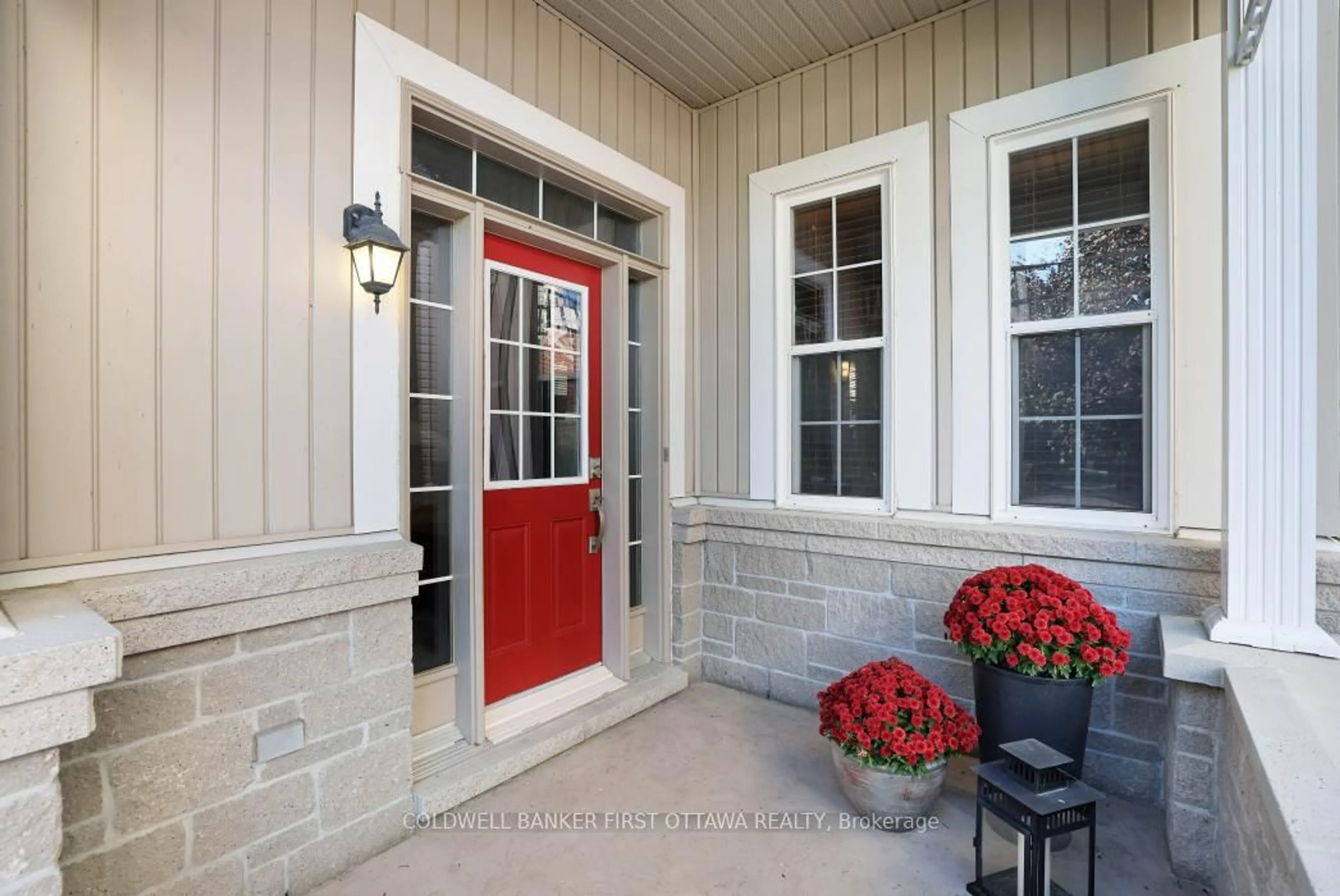 Indoor entryway for 104 Streamside Cres, Ottawa Ontario K2W 0A9