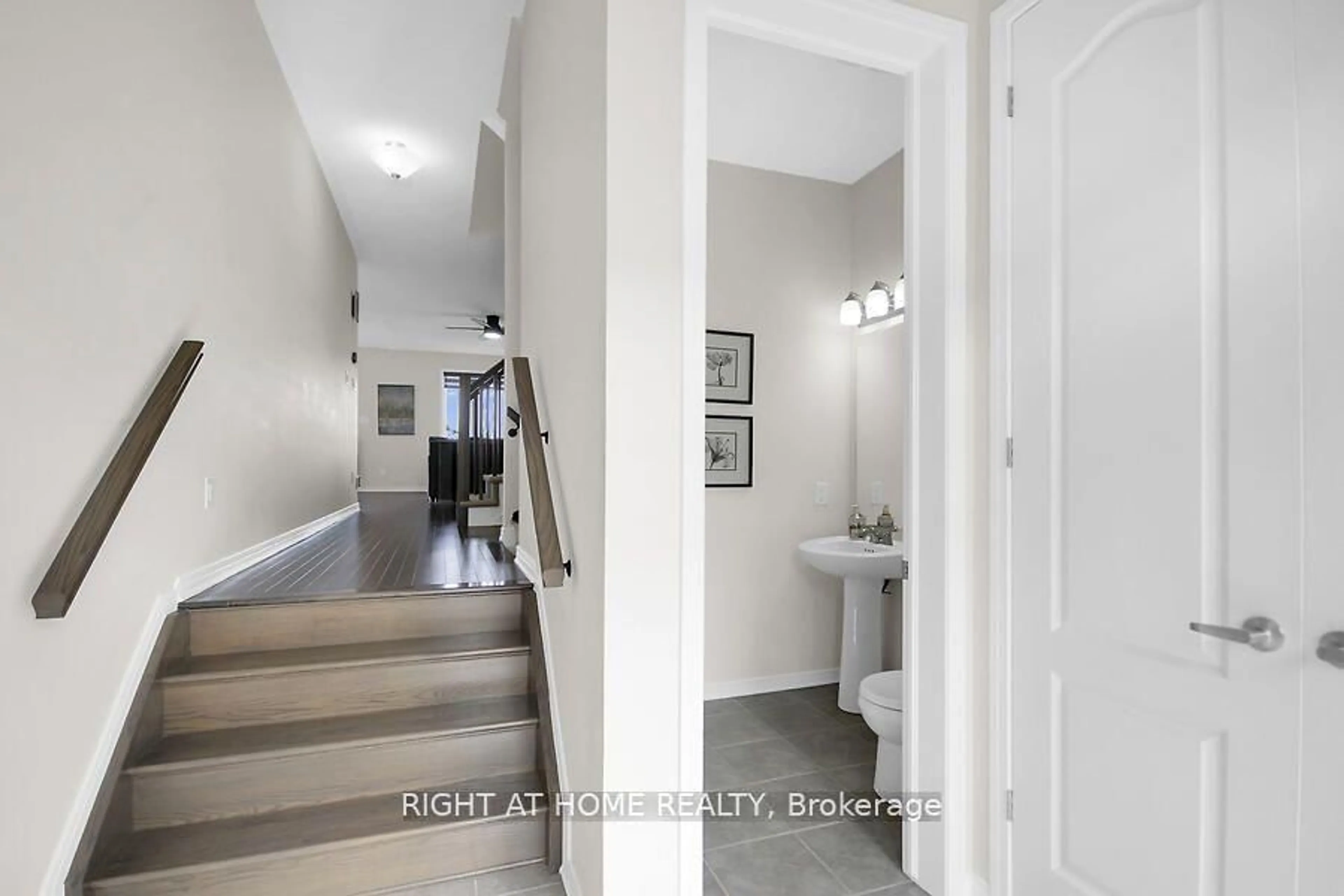 Indoor entryway for 507 Radiant Private, Ottawa Ontario K2M 0M9