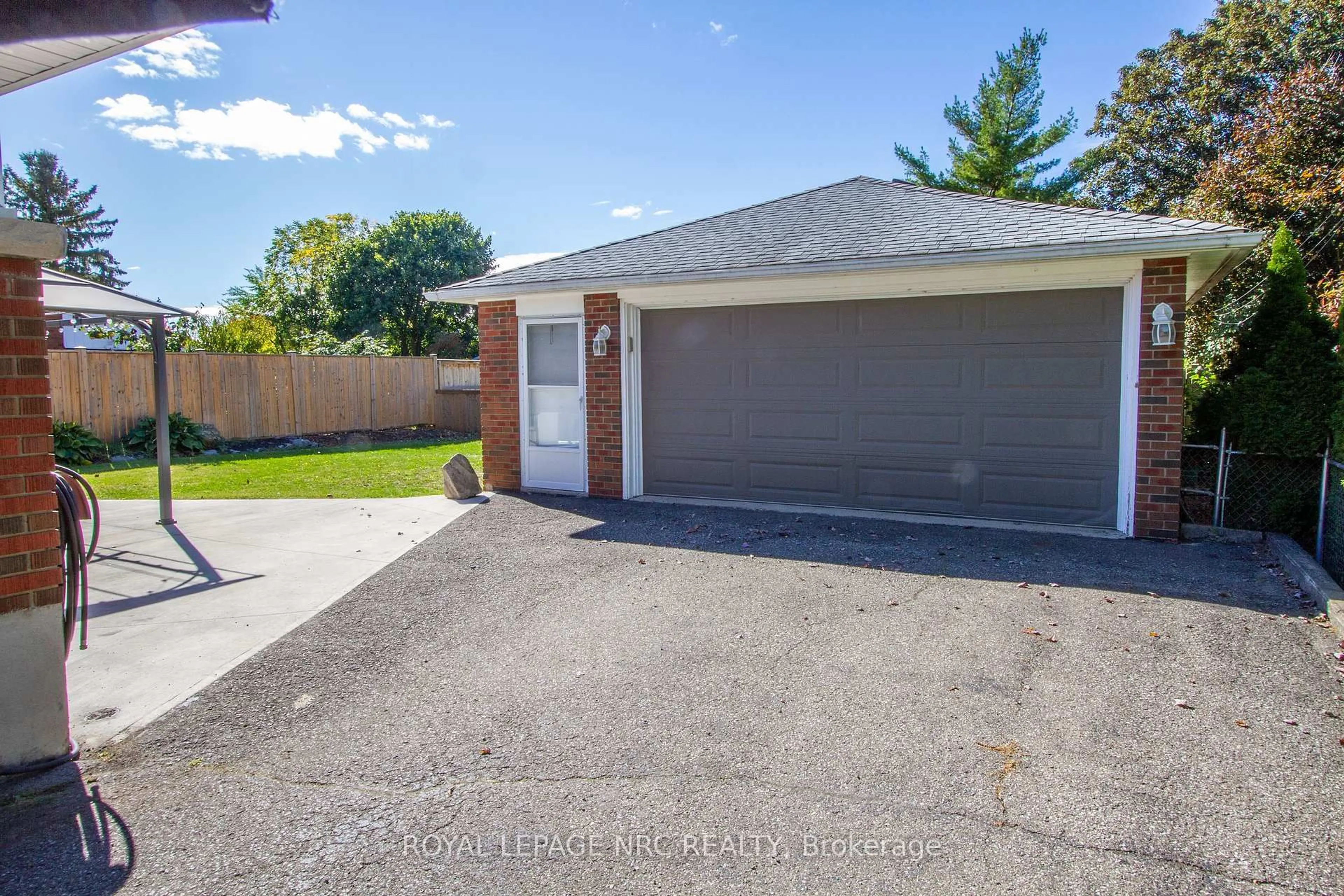 A pic from outside/outdoor area/front of a property/back of a property/a pic from drone, street for 3639 Glenwood Pl, Niagara Falls Ontario L2J 2W3