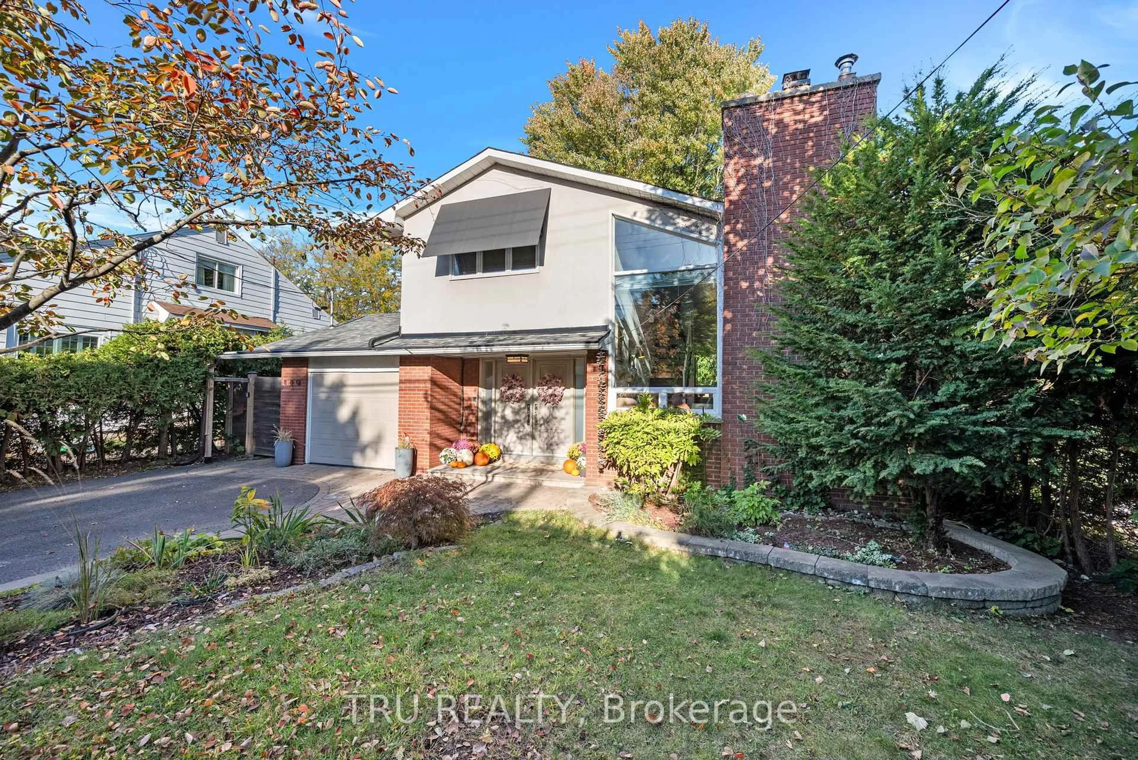 Home with brick exterior material, street for 189 St Laurent Blvd, Ottawa Ontario K1K 2Y6