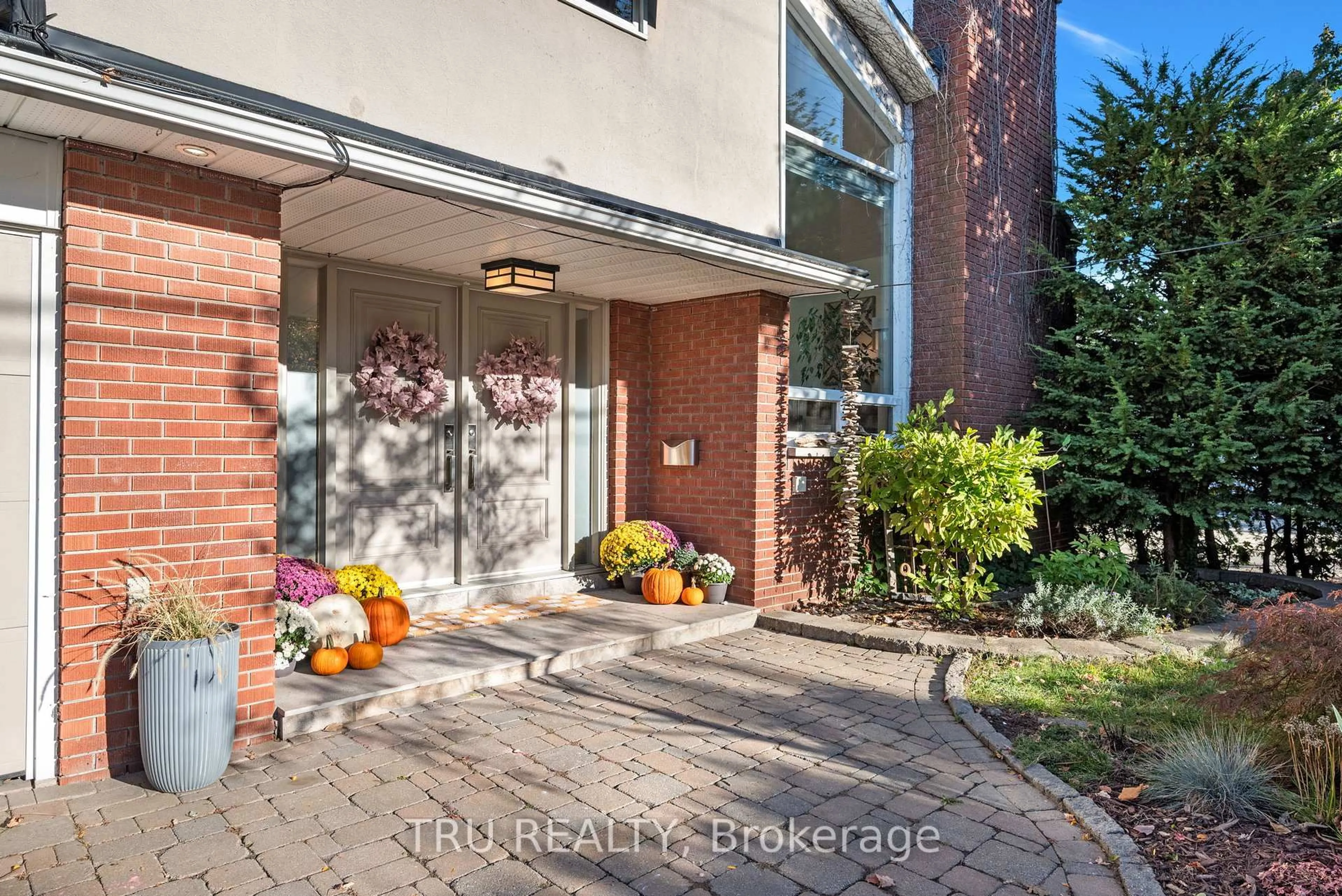 Indoor entryway for 189 St Laurent Blvd, Ottawa Ontario K1K 2Y6