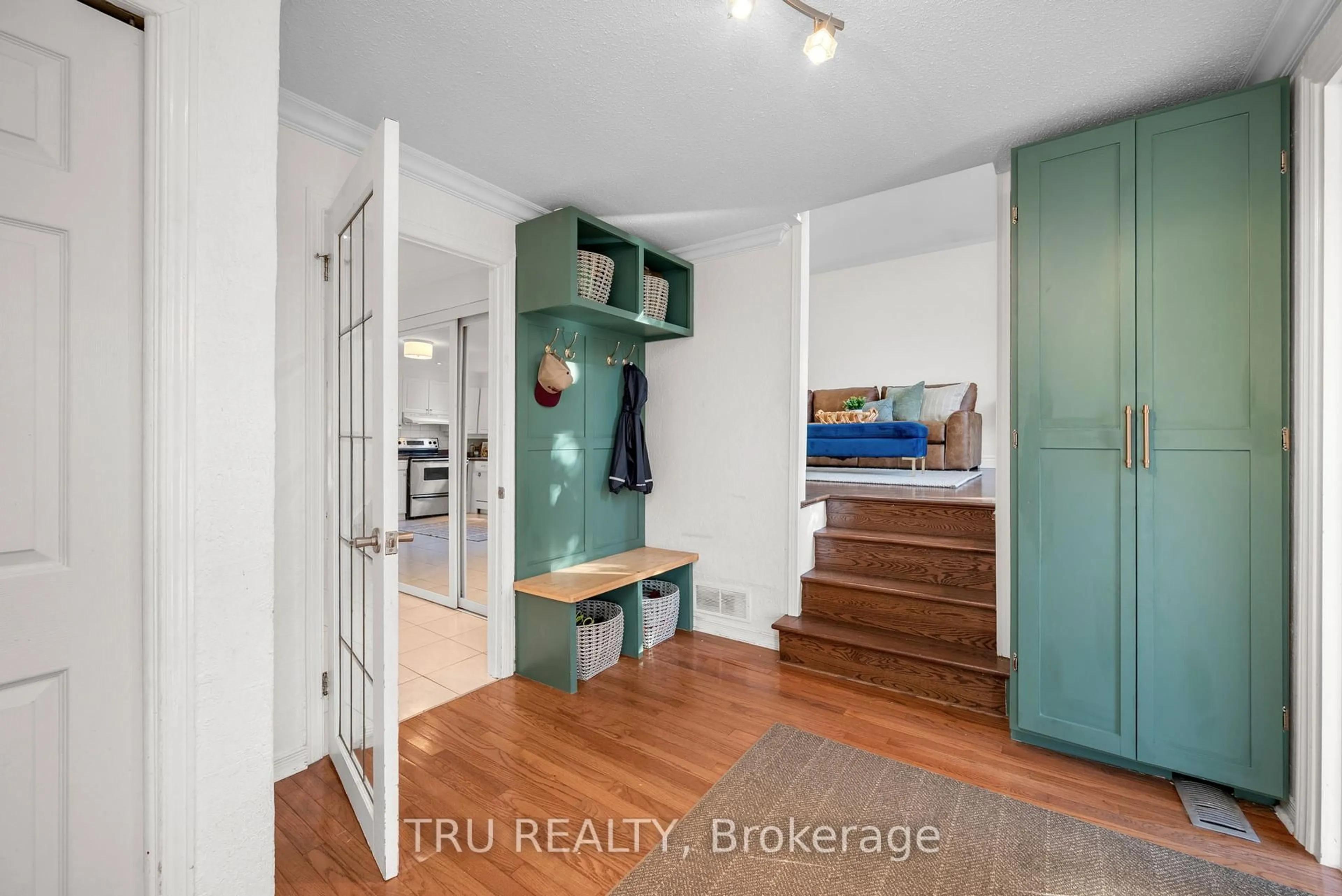 Indoor entryway for 189 St Laurent Blvd, Ottawa Ontario K1K 2Y6
