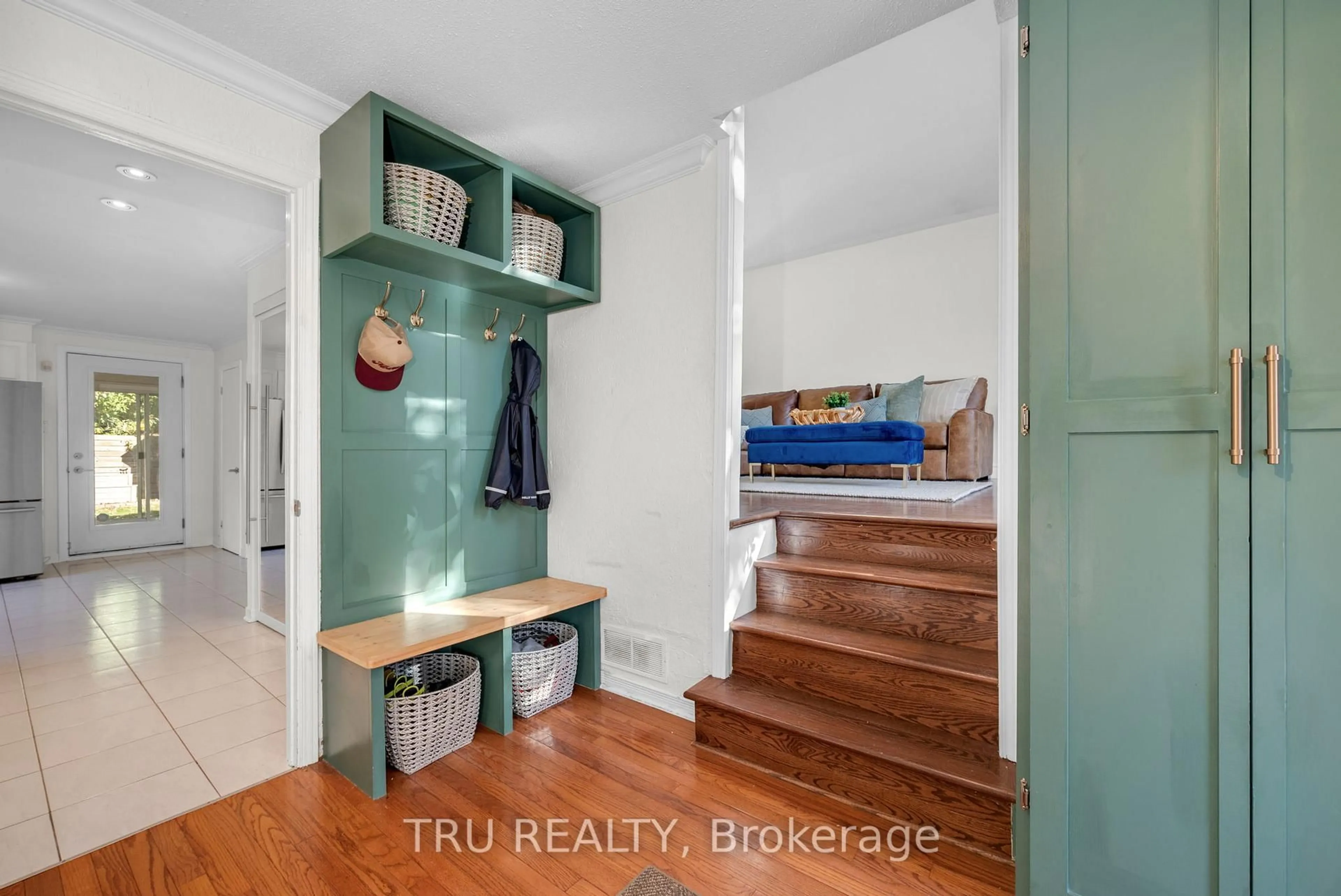 Indoor entryway for 189 St Laurent Blvd, Ottawa Ontario K1K 2Y6