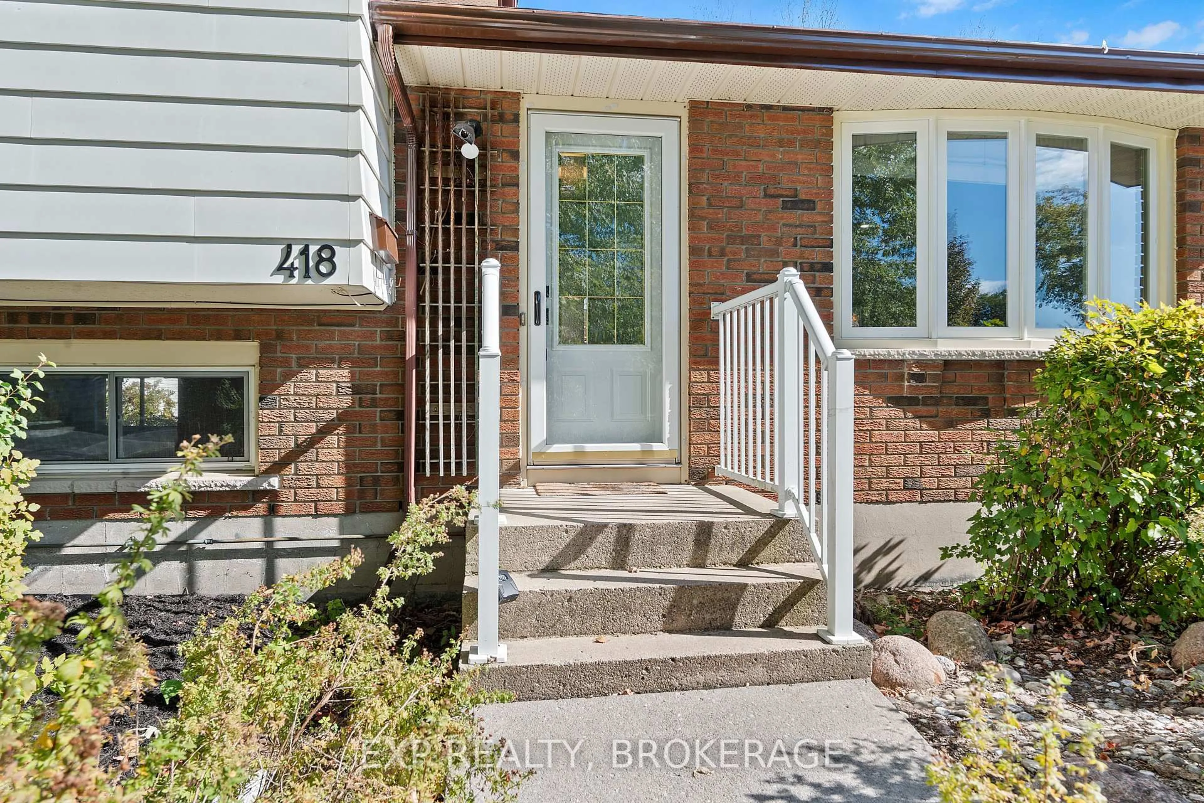 Indoor entryway for 418 KNIGHTSBRIDGE Rd, Kingston Ontario K7M 5S7