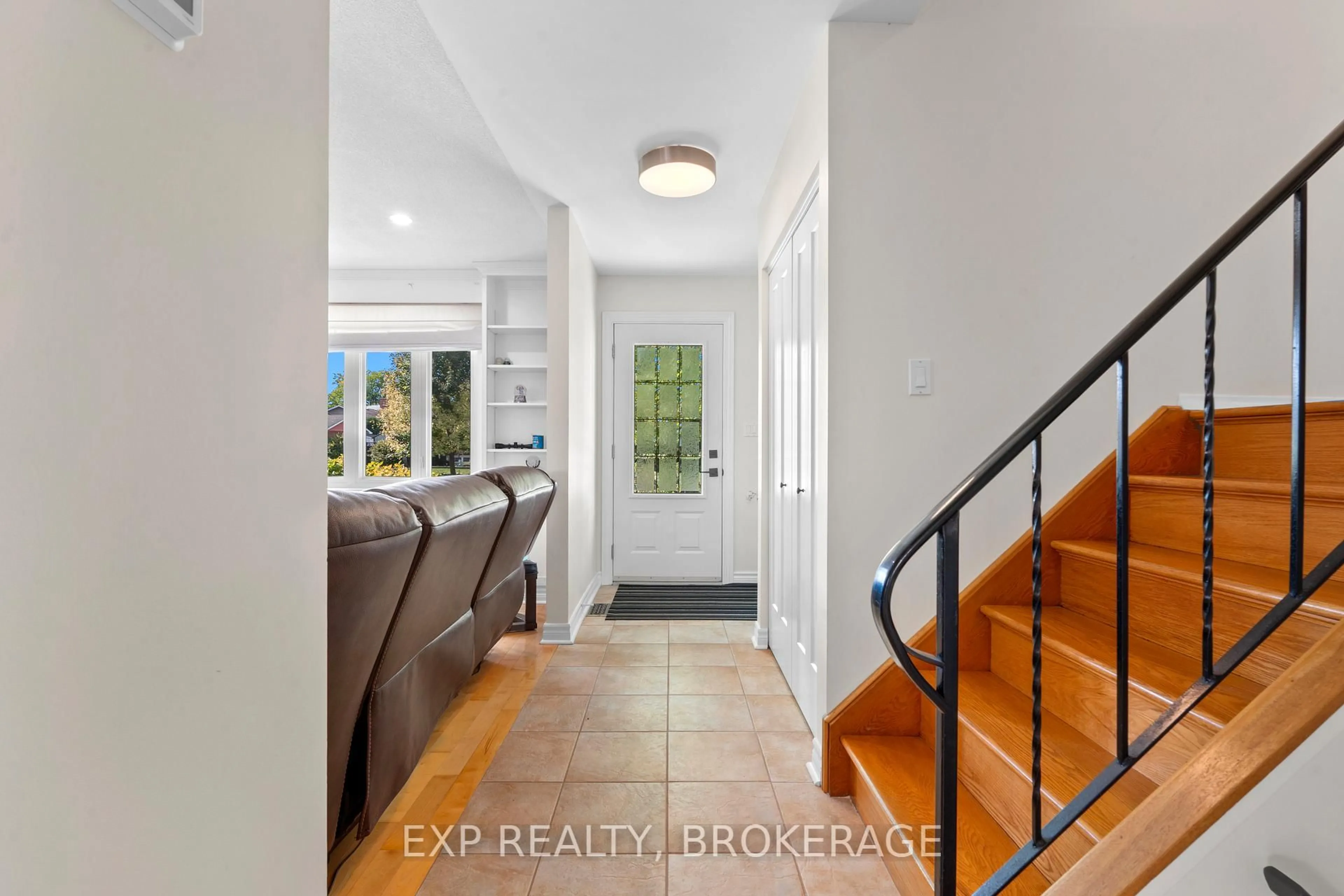 Indoor entryway for 418 KNIGHTSBRIDGE Rd, Kingston Ontario K7M 5S7