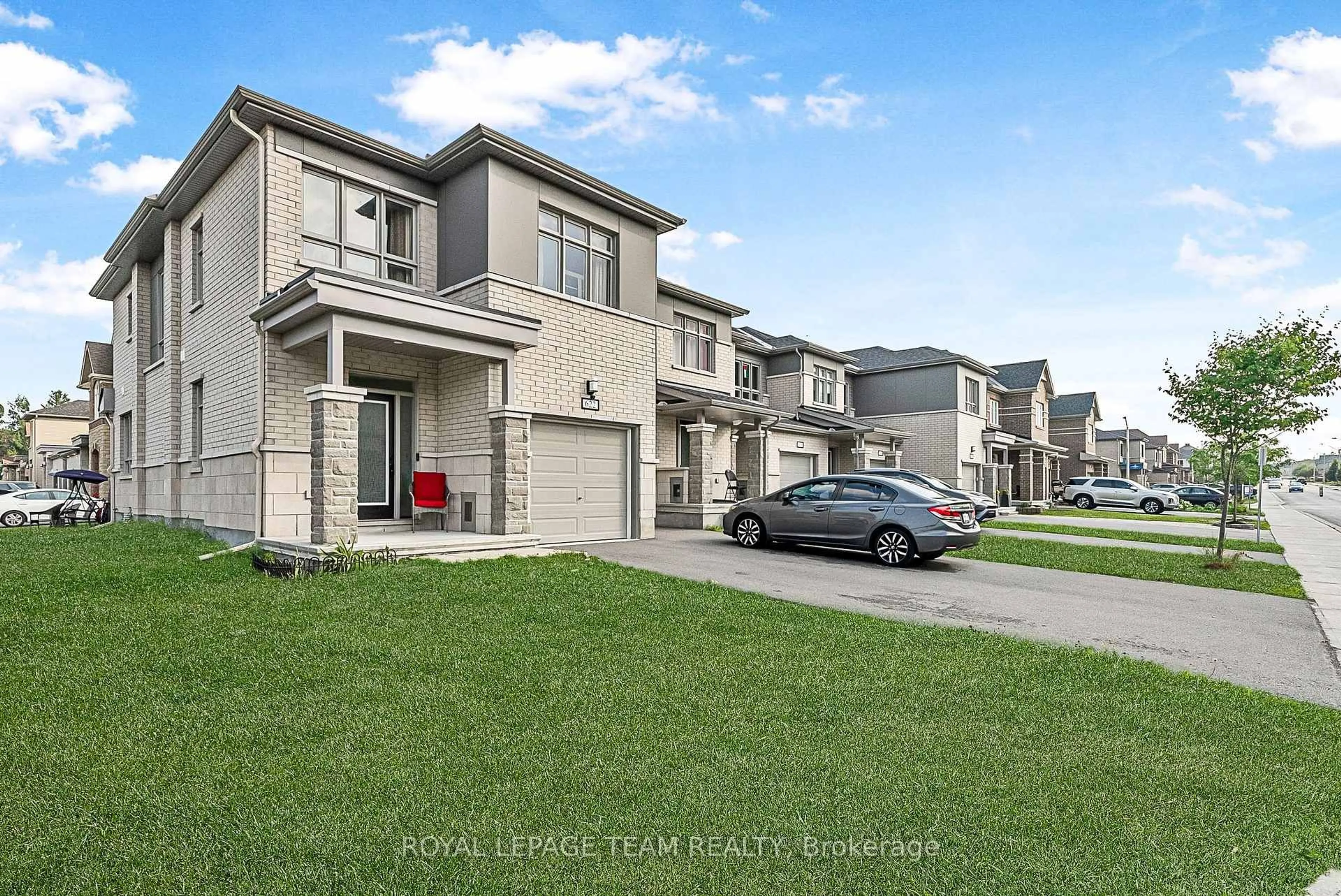 A pic from outside/outdoor area/front of a property/back of a property/a pic from drone, street for 622 Parade Dr, Ottawa Ontario K2S 0Y7