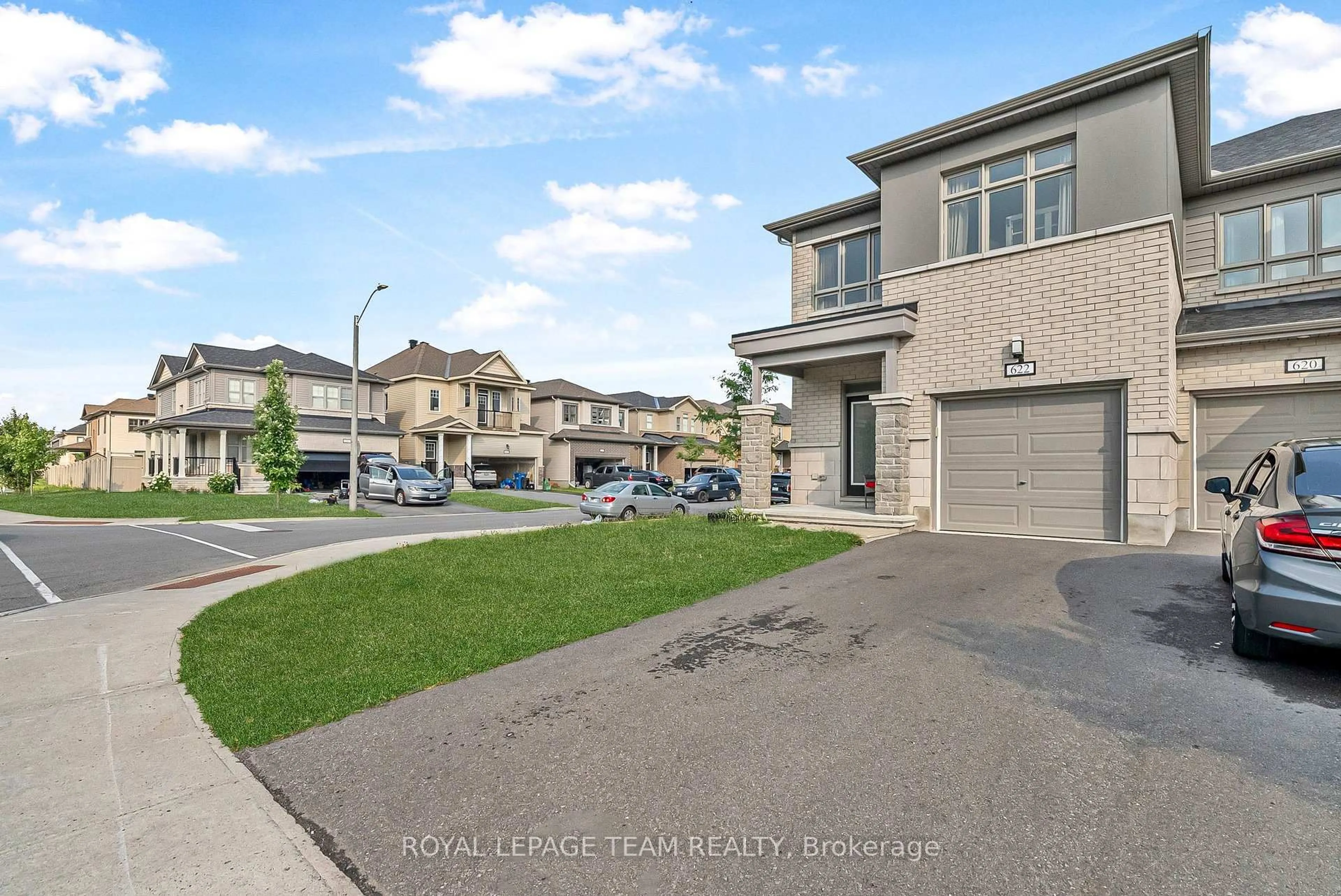 A pic from outside/outdoor area/front of a property/back of a property/a pic from drone, street for 622 Parade Dr, Ottawa Ontario K2S 0Y7
