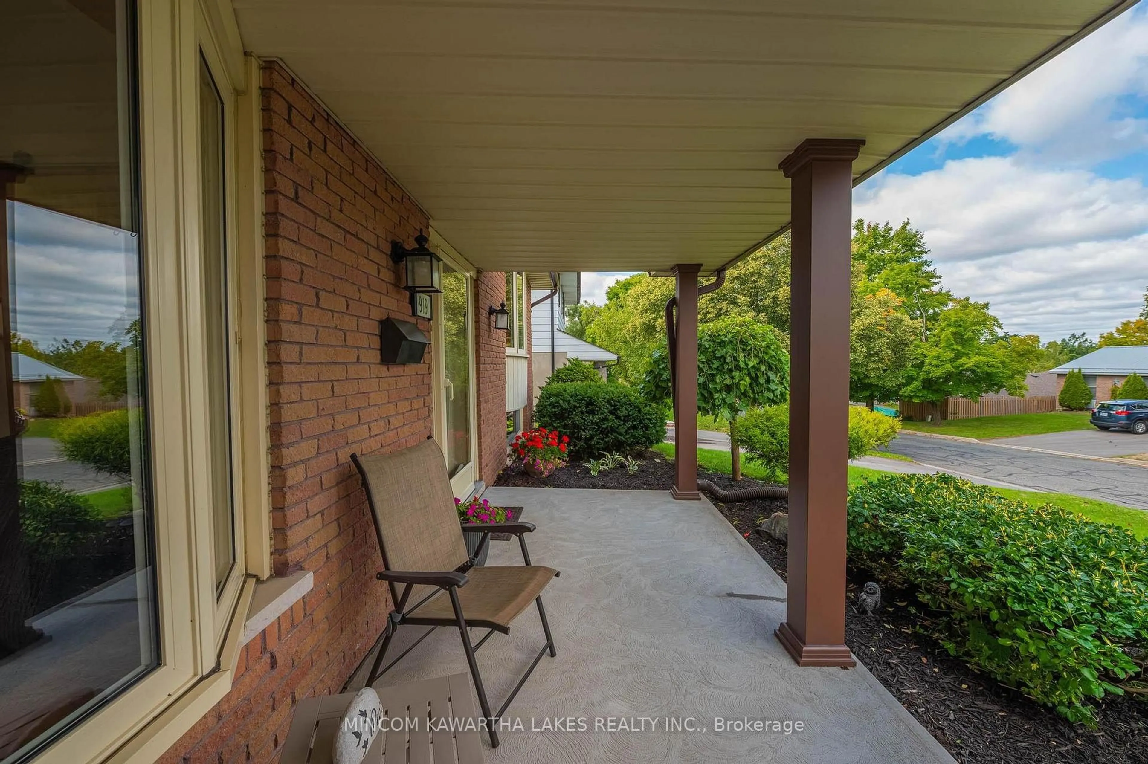 Patio, street for 919 Sydenham Rd, Peterborough Ontario K9J 1K5