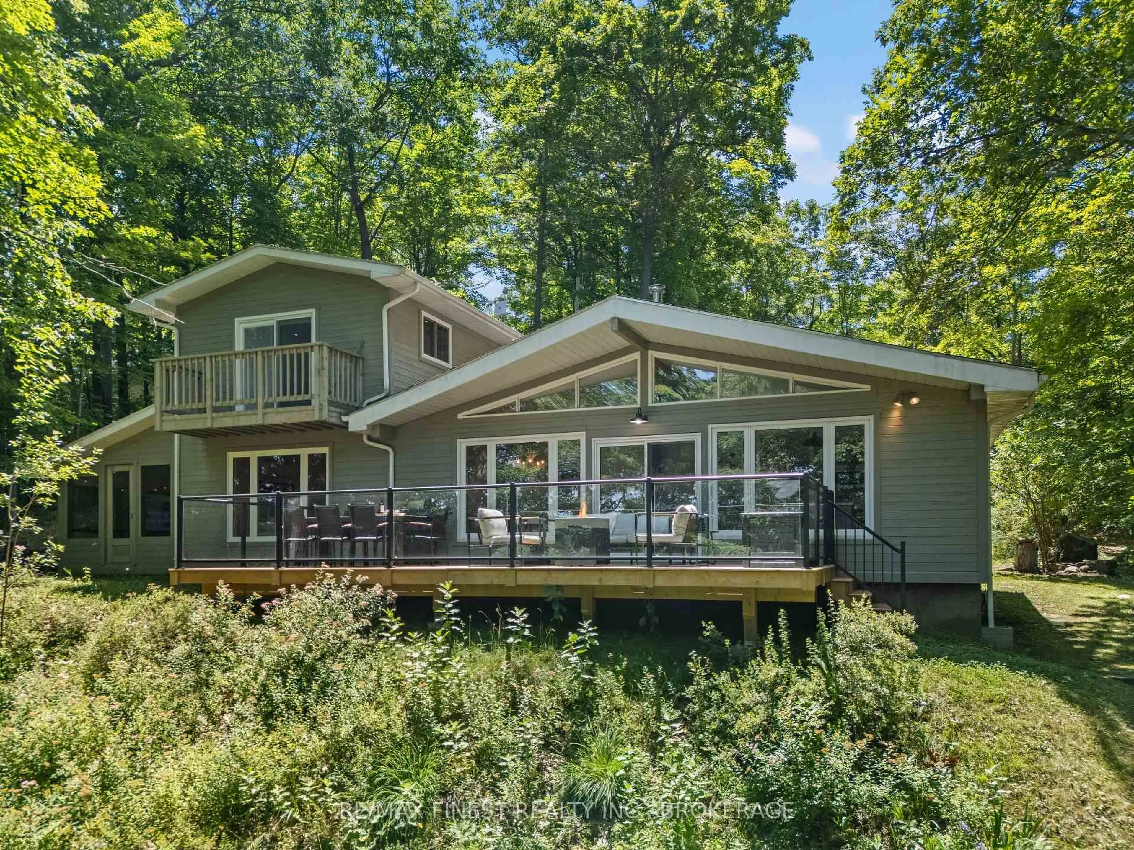 Home with vinyl exterior material, water/lake/river/ocean view for 32 Oakwood Lane, Hartington Ontario K0H 1W0