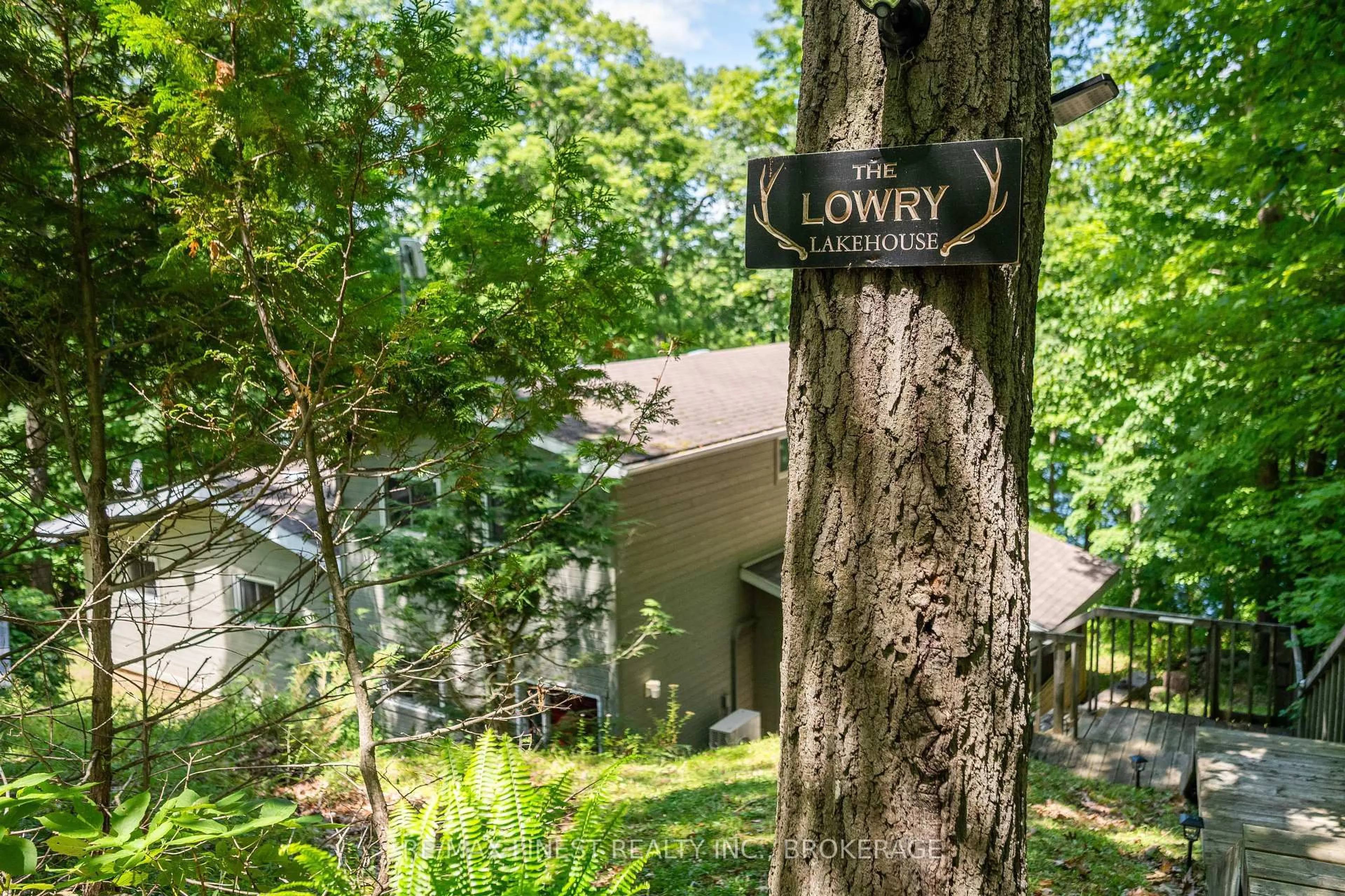 Lobby for 32 Oakwood Lane, Hartington Ontario K0H 1W0