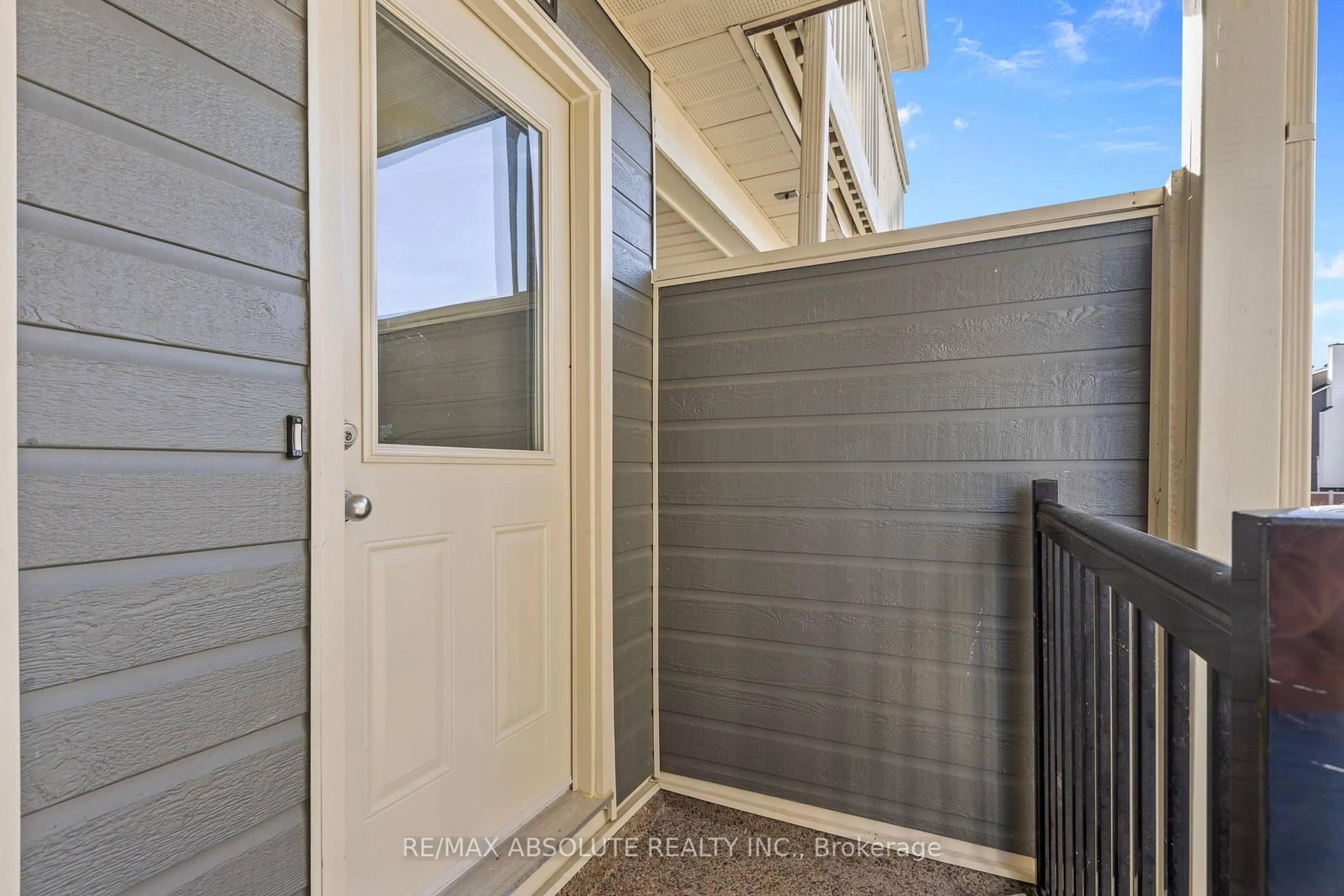 Indoor entryway for 750 St Andre Dr #73B, Orleans Ontario K1C 4R8