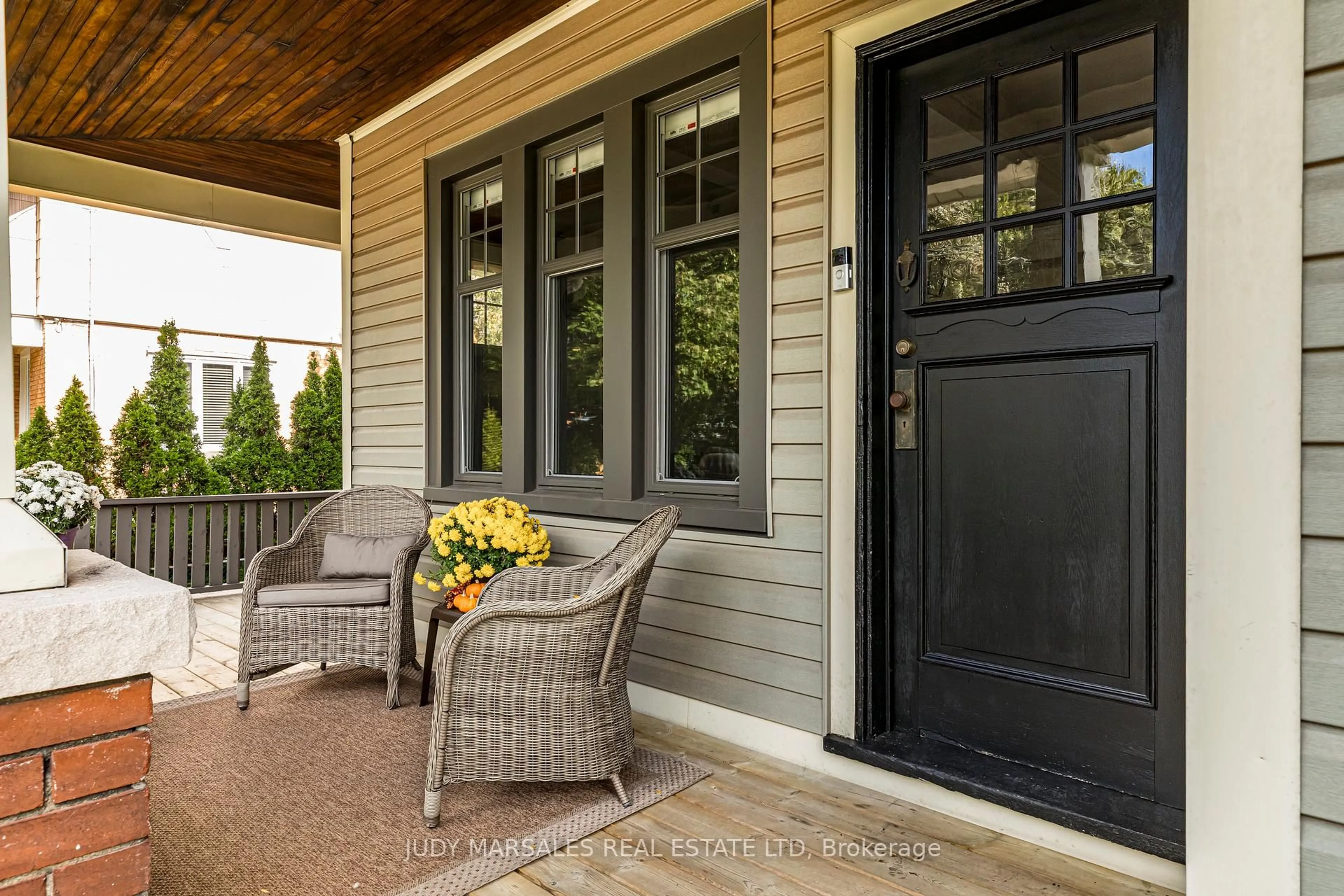 Indoor entryway for 27 Cliff Ave, Hamilton Ontario L8V 2S1