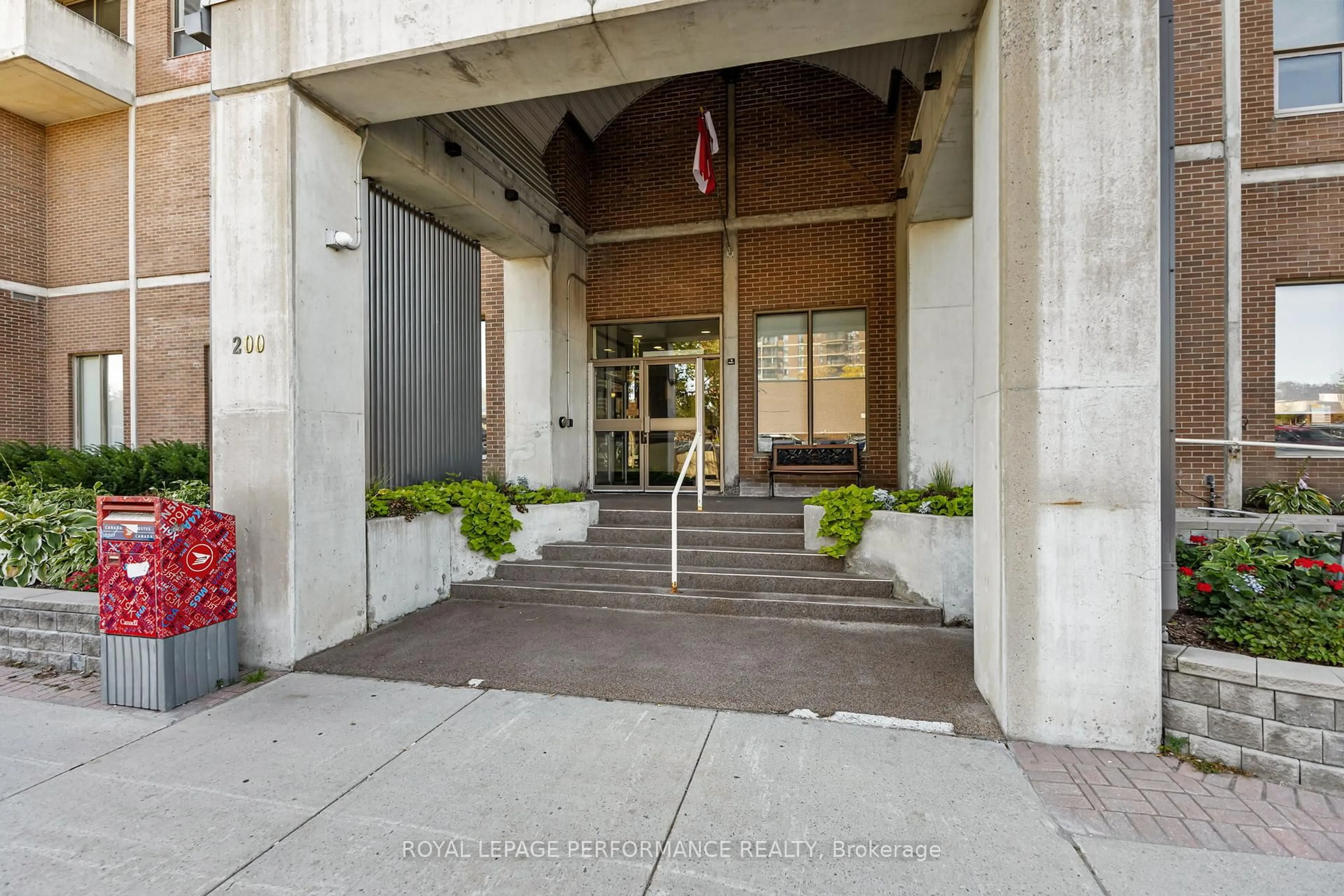 Indoor foyer for 200 Lafontaine Ave #1610, Ottawa Ontario K1L 8K8